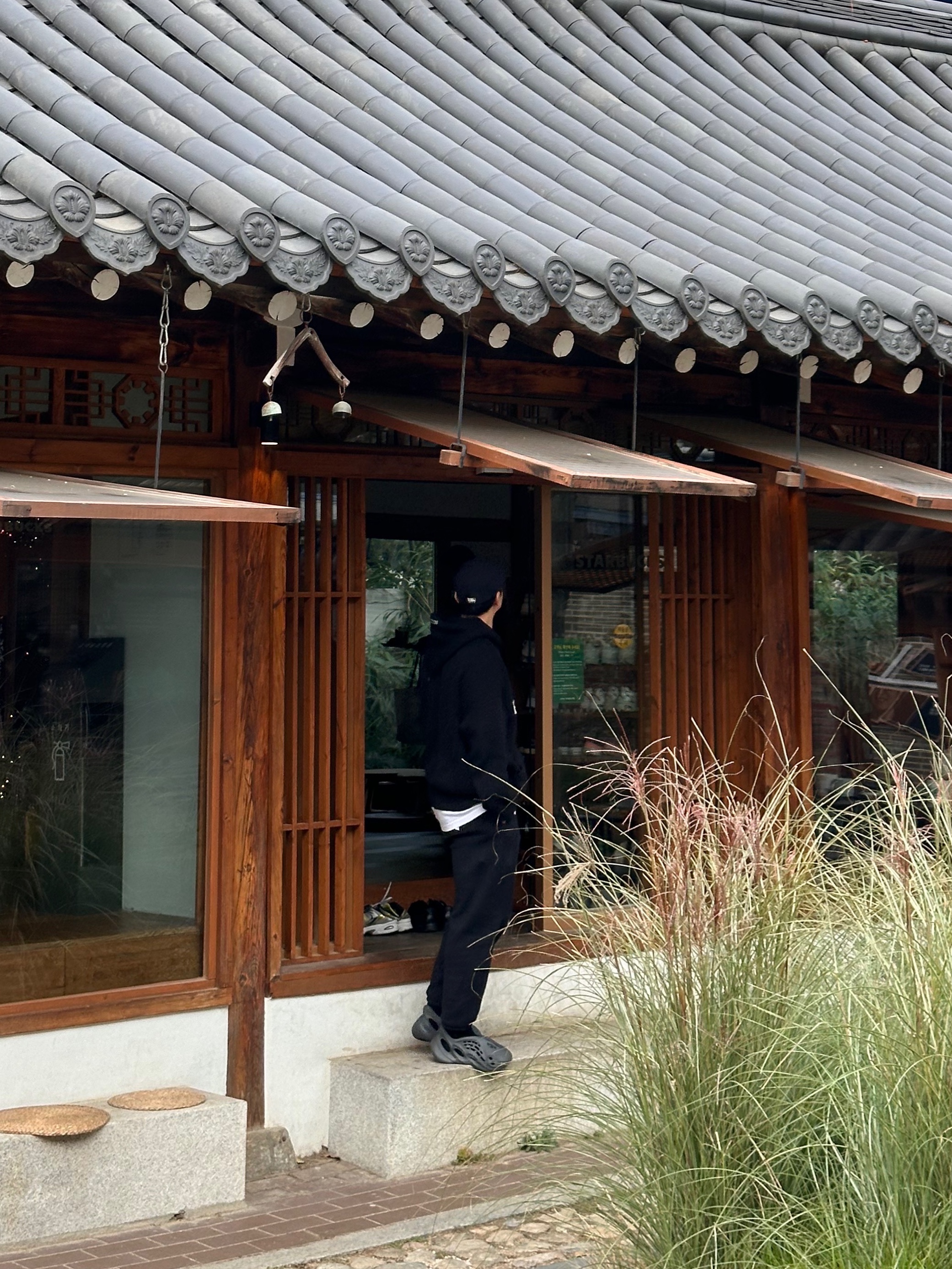 Adidas Yeezy Foam RNNR Carbon, Essentials Knit Hoodie Black - 20FW 착용 스타일