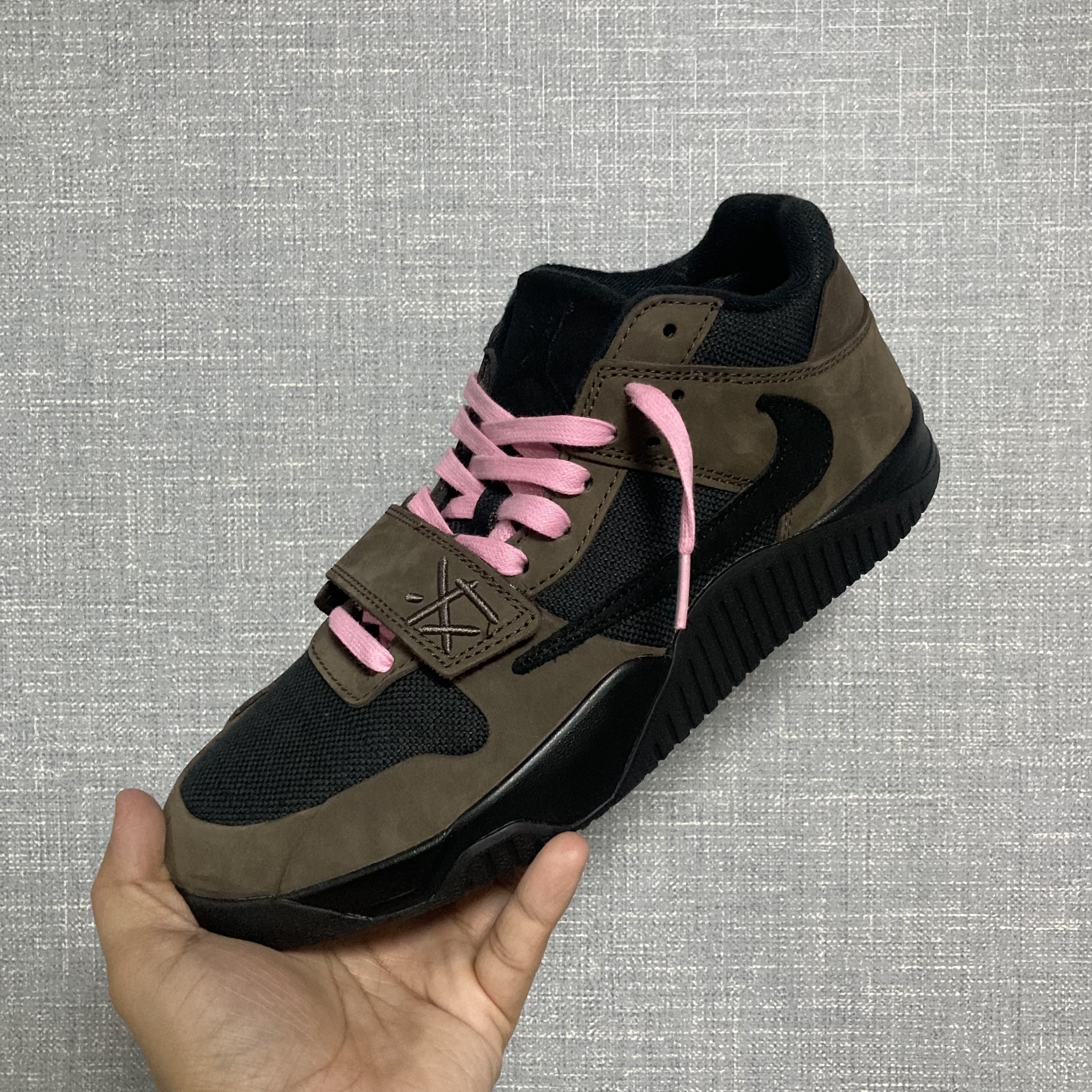 Jordan x Travis Scott Jumpman Jack TR Black and Dark Mocha 착용 스타일 - 3