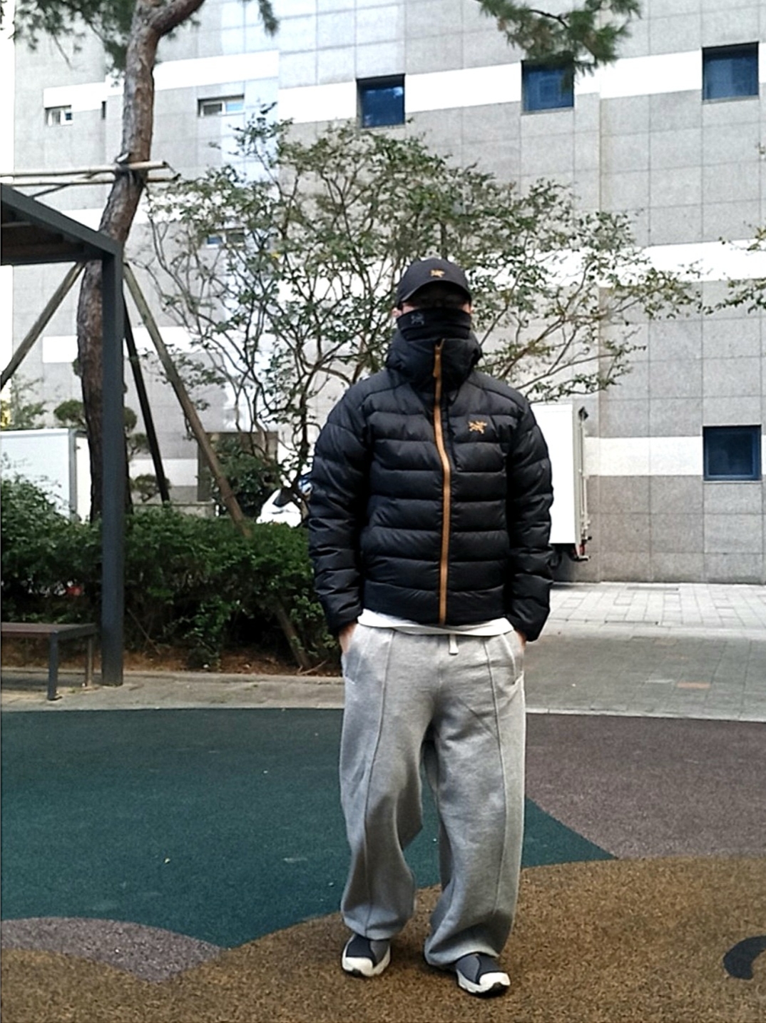 Arc'teryx Thorium Hoody Dark Magic, Salomon RX Slide 3.0 Black Plum Kitten 착용 스타일 - 3