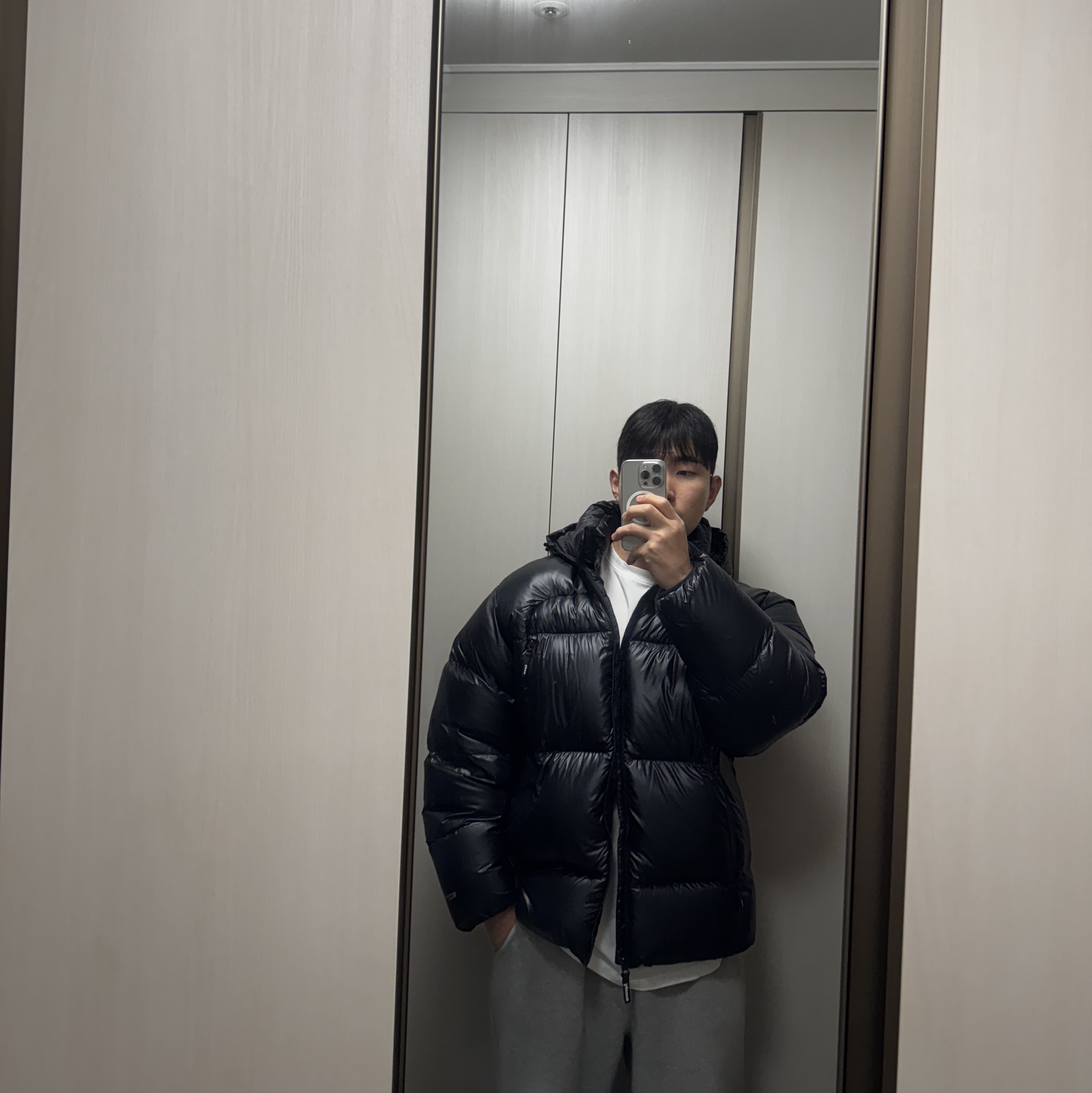 Supreme Featherweight Down Puffer Jacket Black - 23FW 착용 스타일 - 2