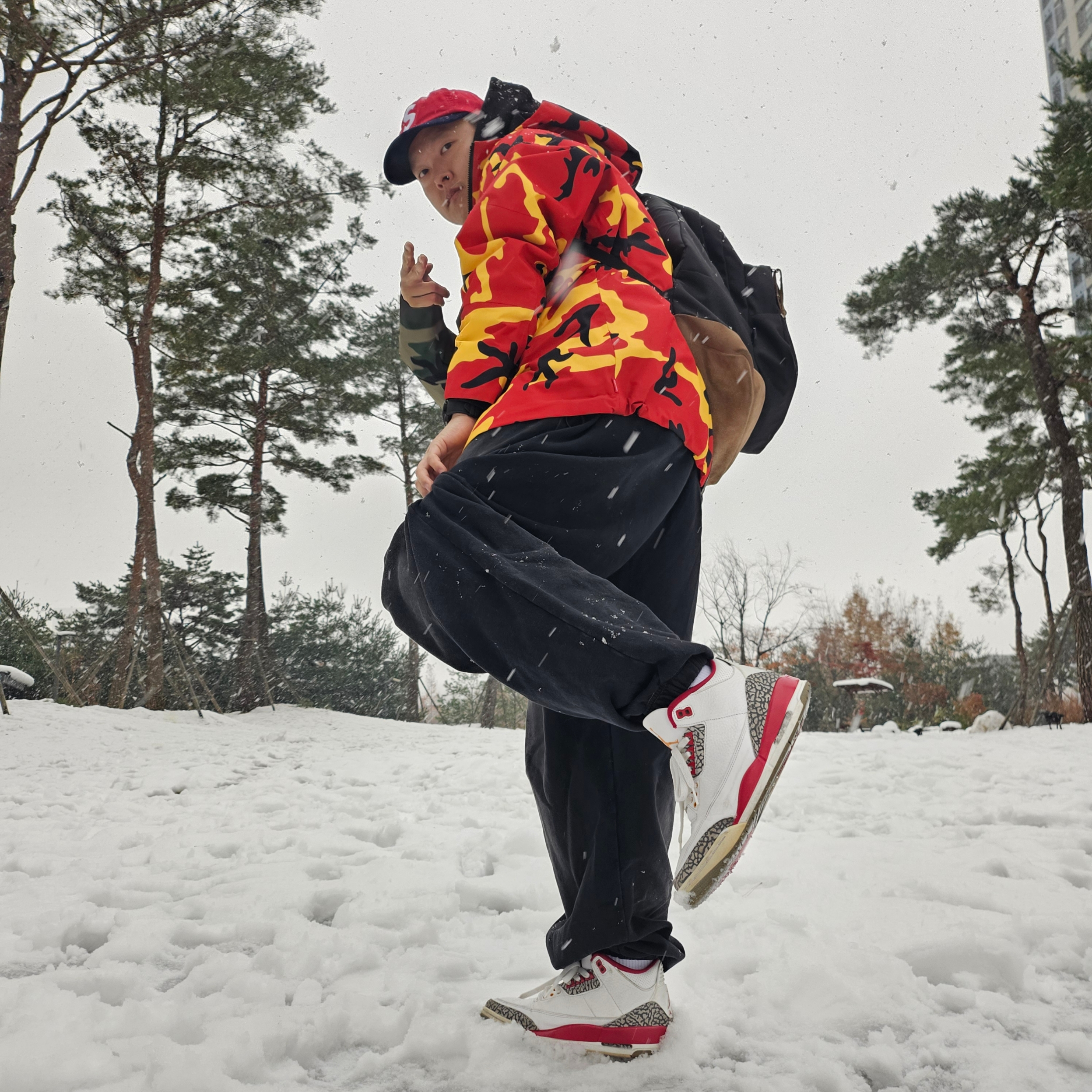 Supreme x The North Face Split Taped Seam Shell Jacket Camo - 24SS, Supreme 2-Tone S Logo 6-Panel Red - 24SS 착용 스타일 - 1