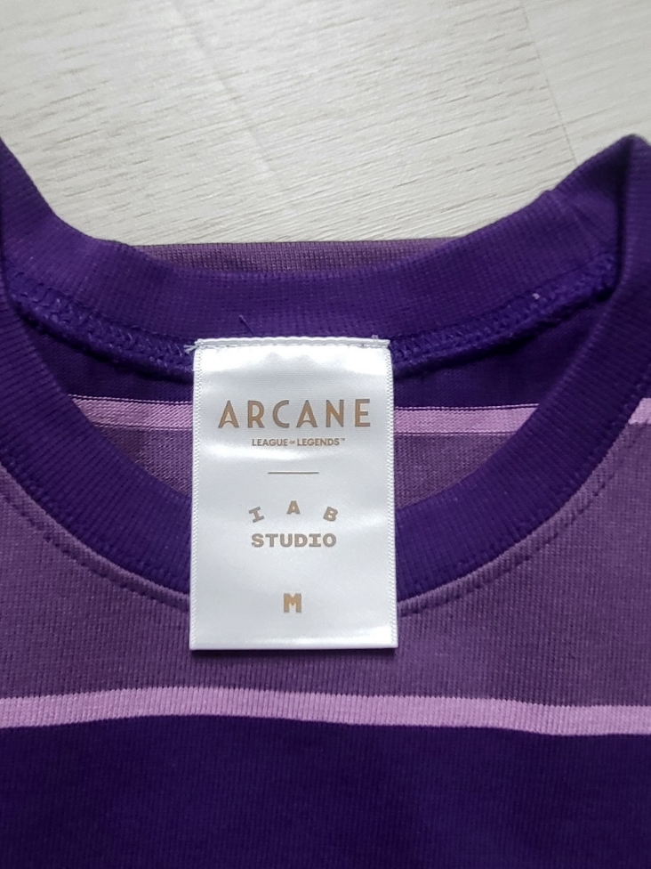 IAB Studio x Arcane Jinx Striped T-shirt Purple Stripe Pink 착용 스타일 - 3