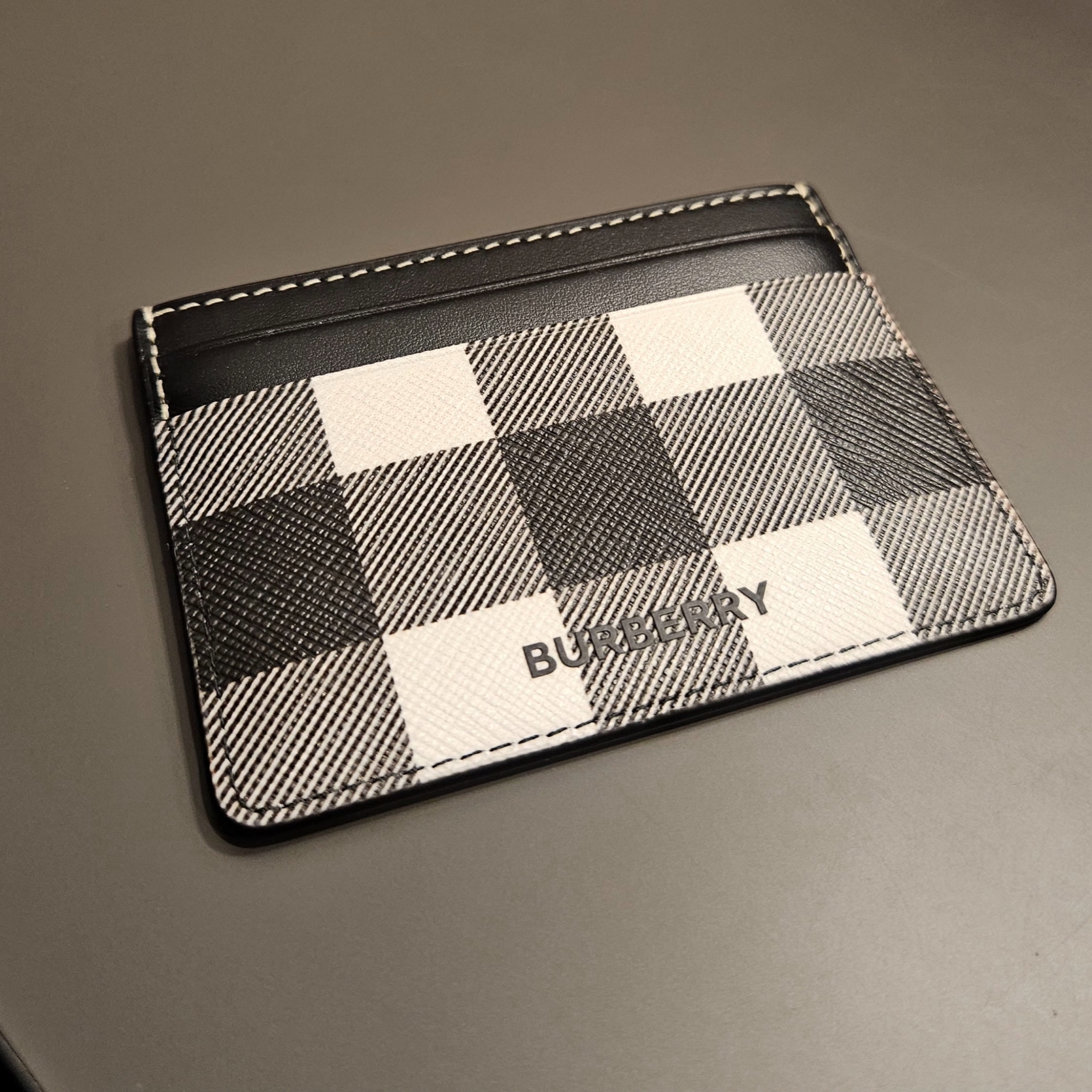Burberry Exaggerated Check and Leather Card Case Dark Birch Brown 착용 스타일 - 2