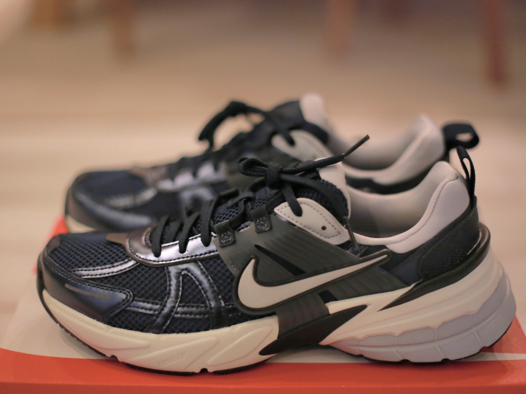 Nike V2K Run Obsidian Thunder Blue 착용 스타일 - 1