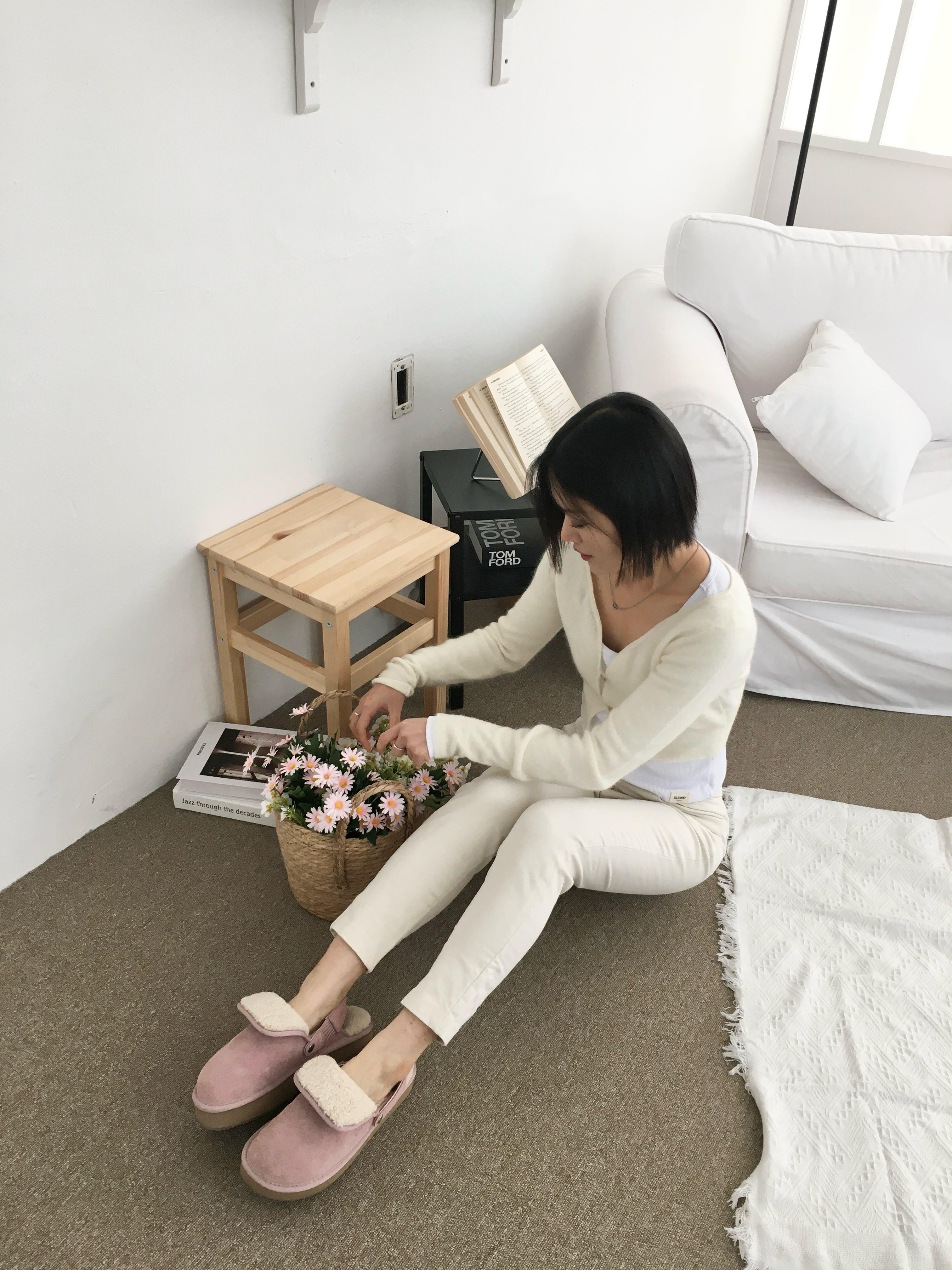 (W) Jacquemus Le Cardigan Alzou Off White, (W) Dior Clair D Lune Necklace Silver Finish Metal White Crystals 착용 스타일