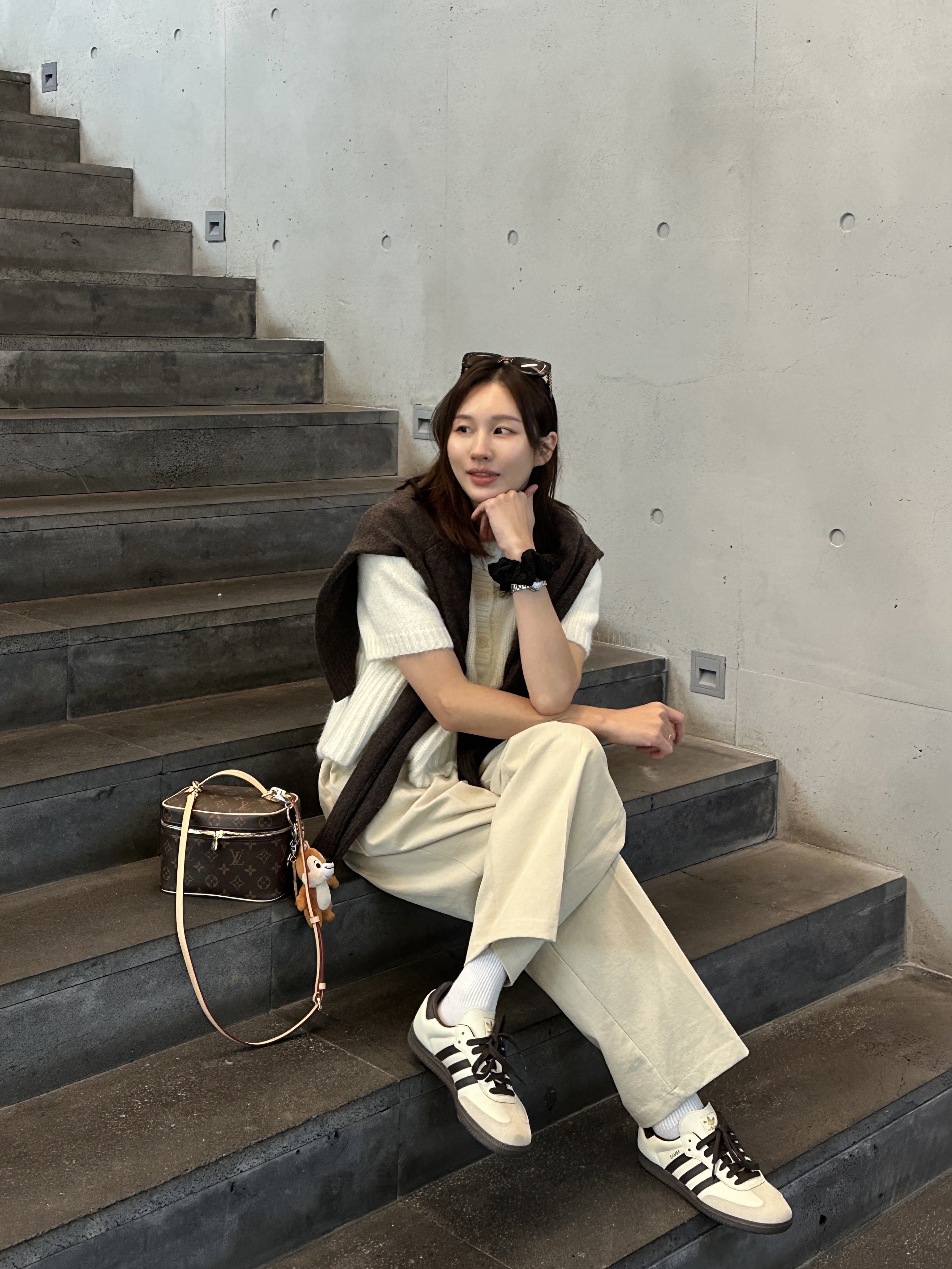 Adidas Samba OG Cream White Dark Brown, Louis Vuitton Nice Mini Toiletry Pouch Monogram 착용 스타일 - 1