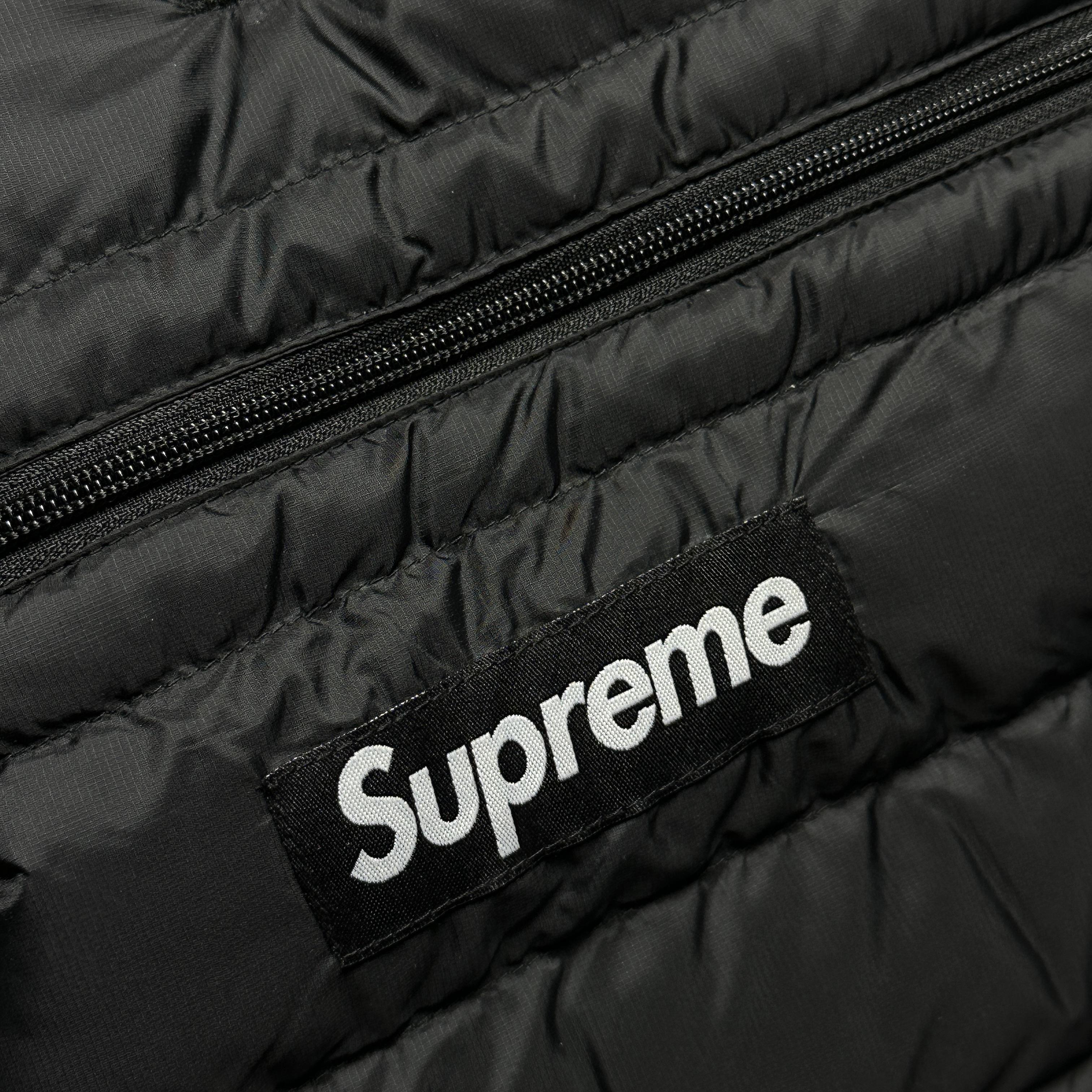 Supreme Micro Down Half Zip Hooded Pullover Black - 24FW 착용 스타일 - 1