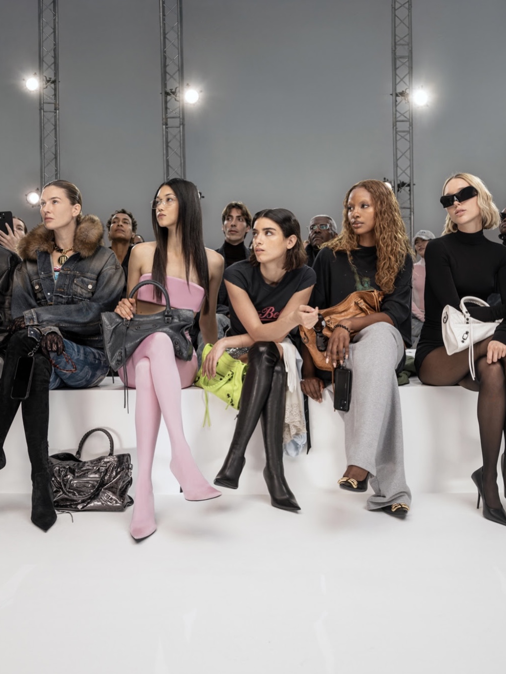 Balenciaga Le City Small Bag Black, Balenciaga Le City Small Bag Light Pink 착용 스타일 - 2