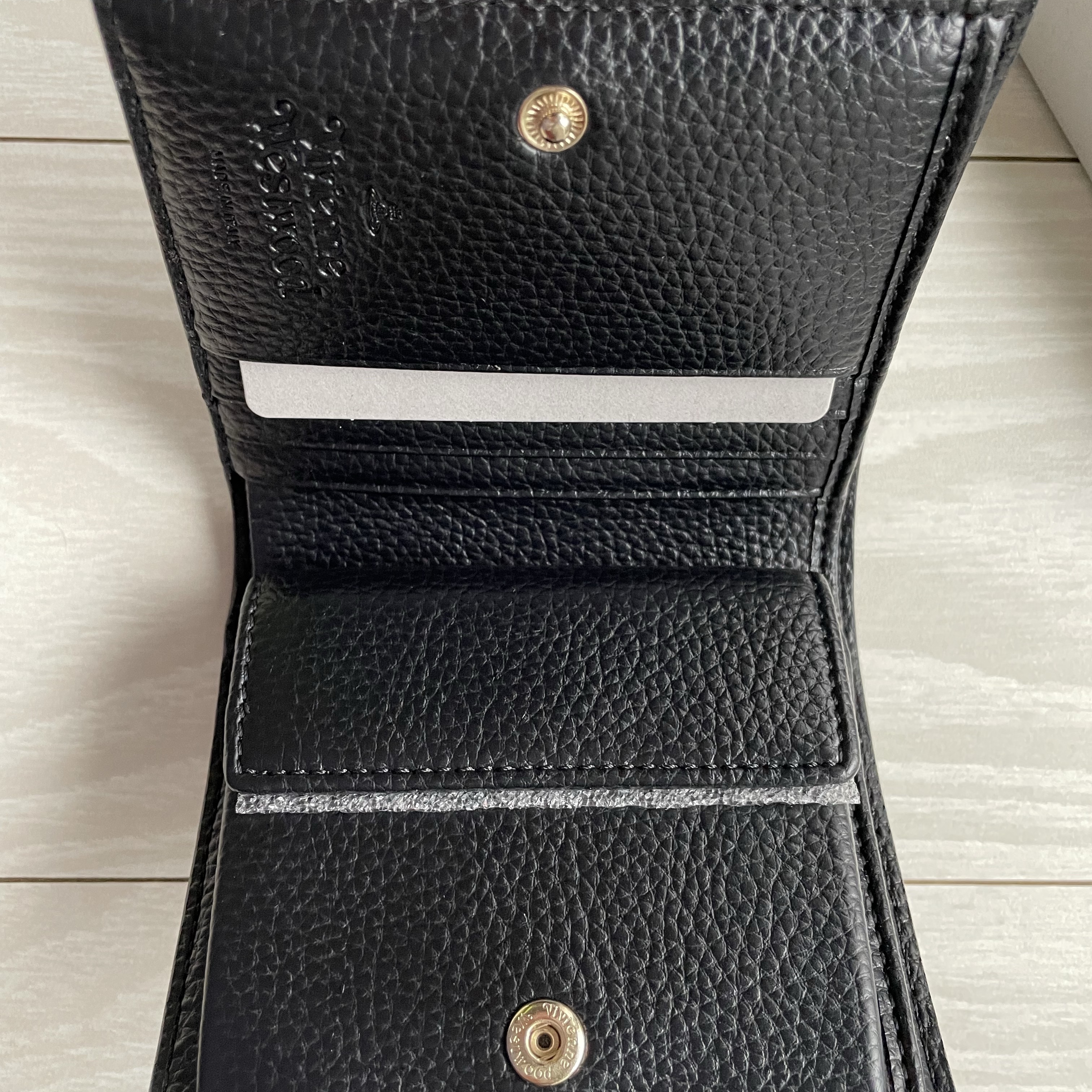 Vivienne Westwood Re-Vegan Grain Billfold Black 착용 스타일 - 2