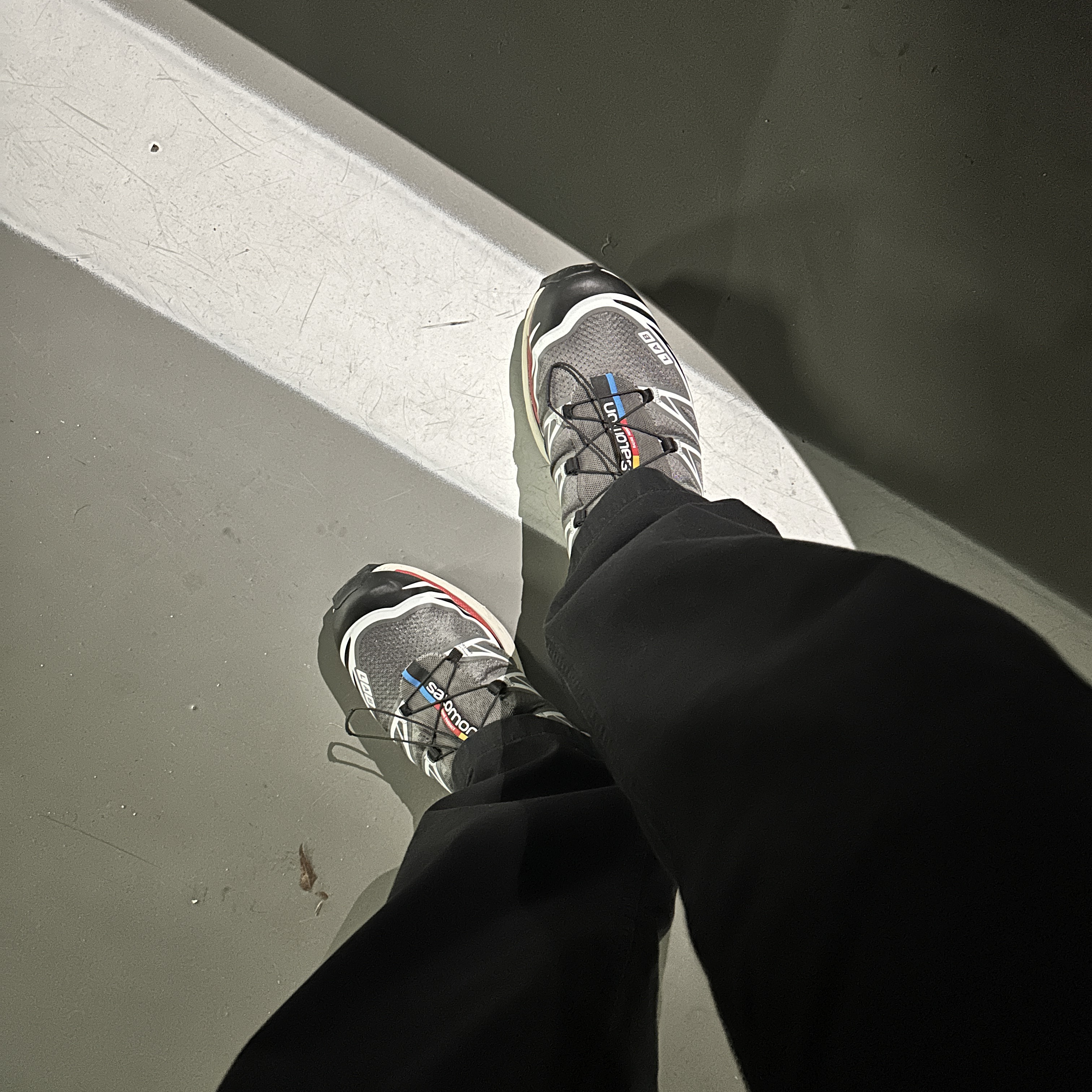 Salomon XT-6 Pewter Aurora Red 착용 스타일