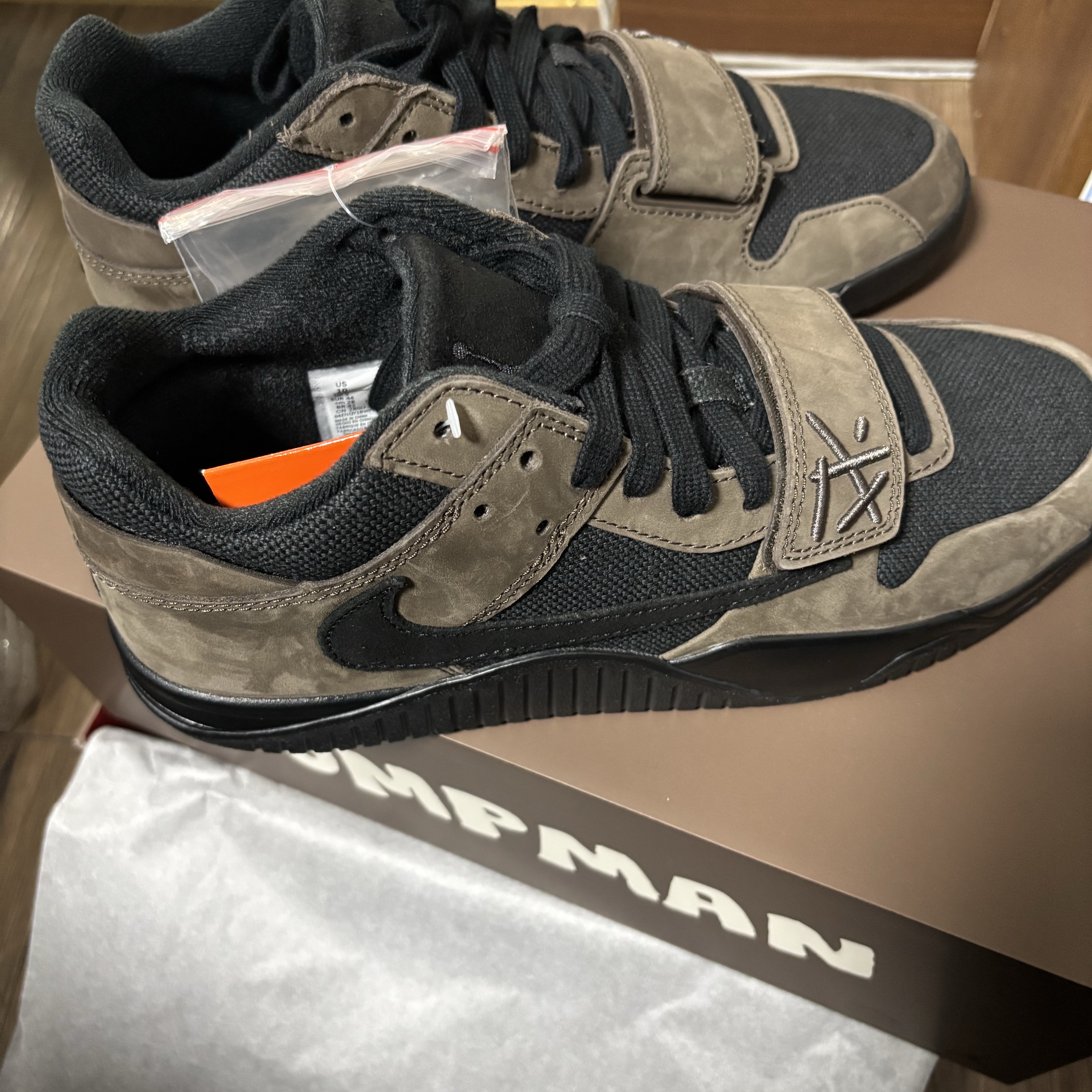 Jordan x Travis Scott Jumpman Jack TR Black and Dark Mocha 착용 스타일 - 3