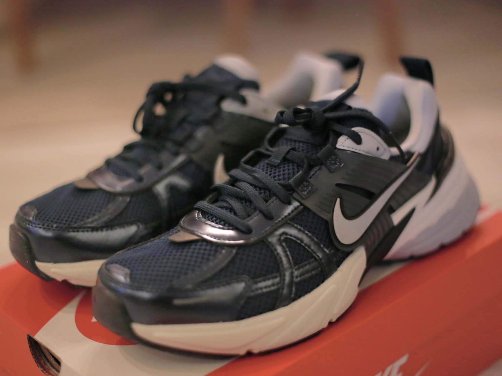Nike V2K Run Obsidian Thunder Blue 착용 스타일 - 2