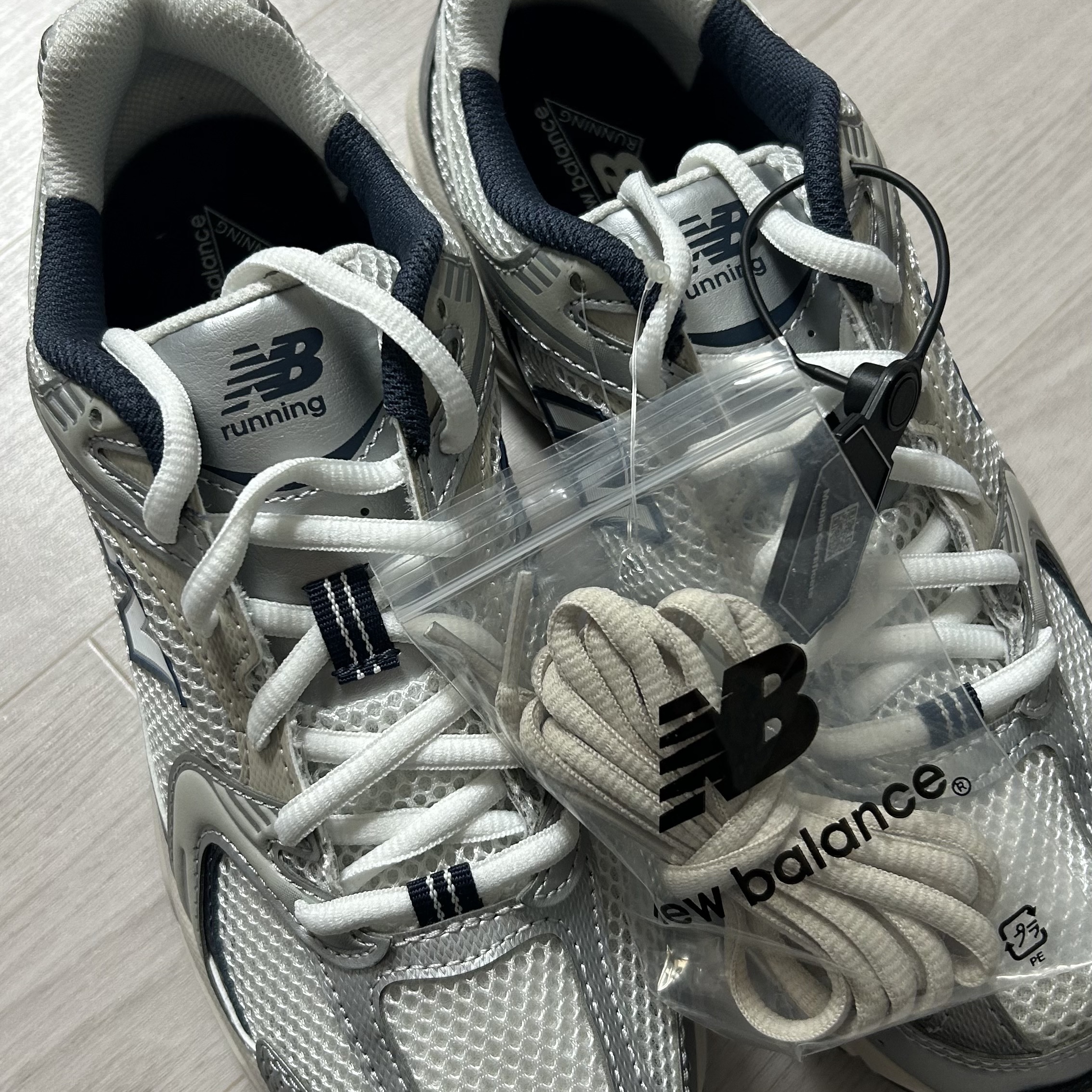 New Balance 530 Steel Grey 착용 스타일 - 2