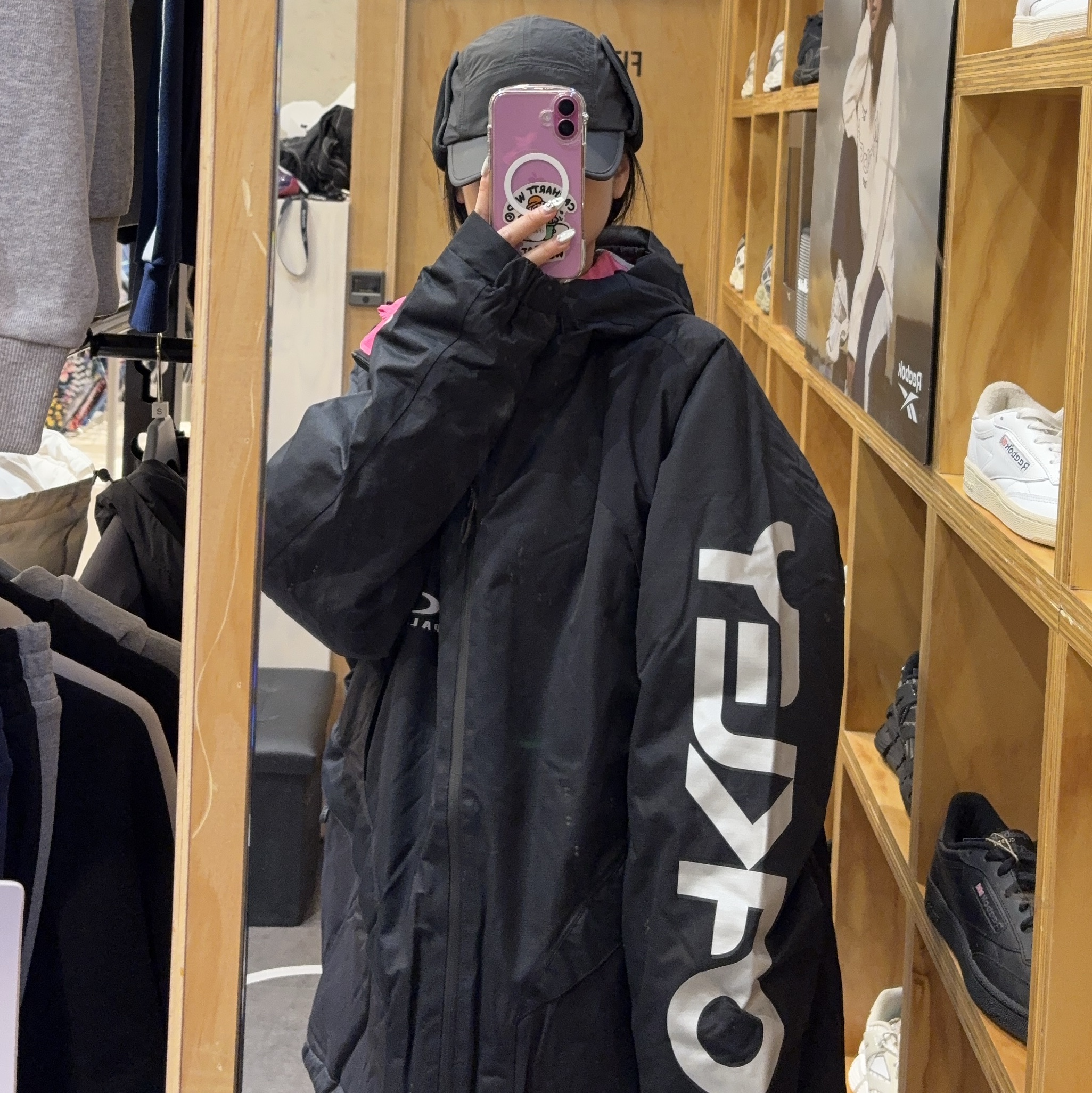 Palace x Oakley Snow Jacket Black - 24FW, Supreme Gore-Tex Taped Seam Shell Jacket Pink - 24FW 착용 스타일 - 3