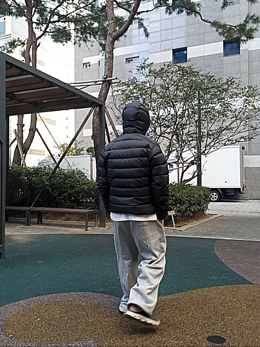 Arc'teryx Thorium Hoody Dark Magic, Salomon RX Slide 3.0 Black Plum Kitten 착용 스타일 - 4