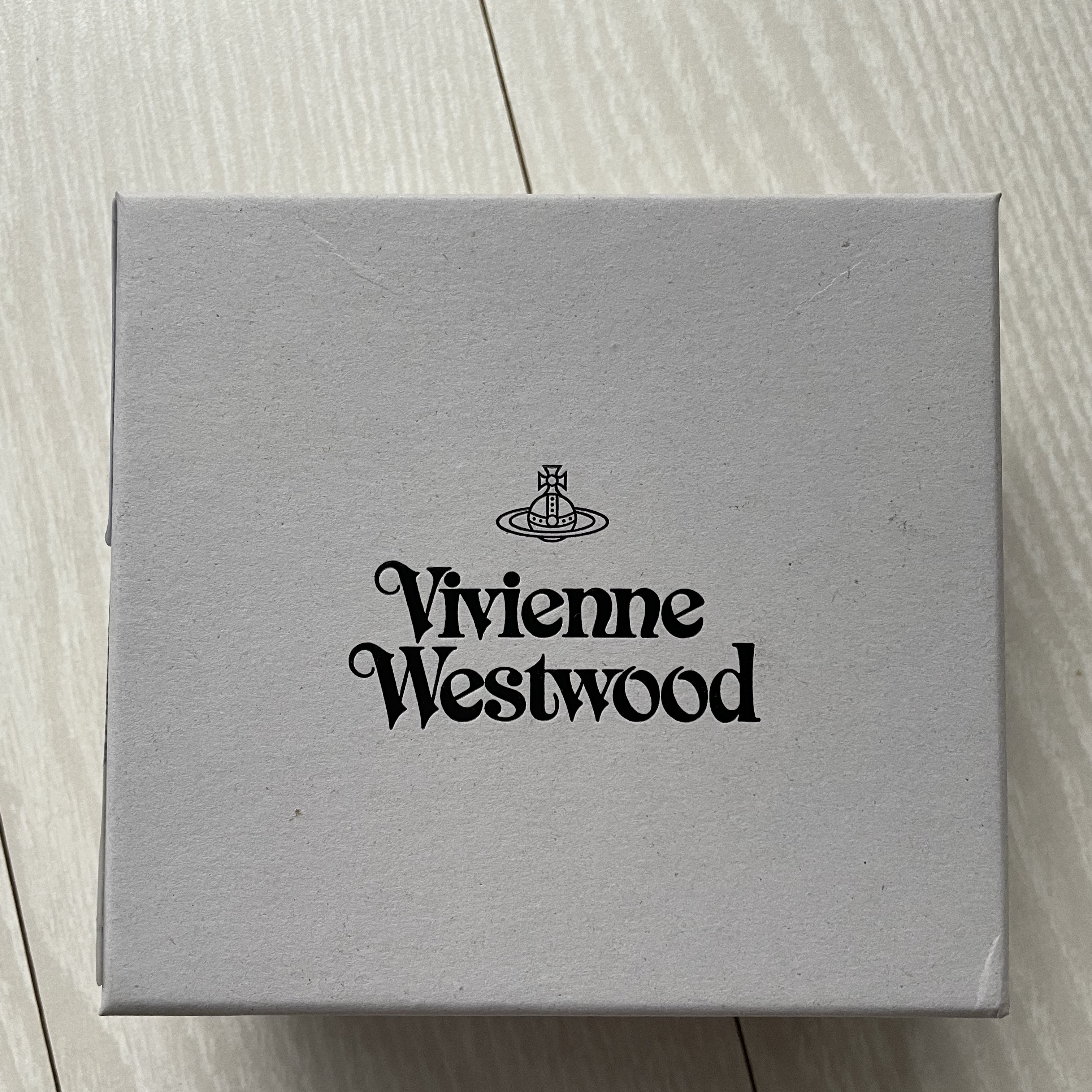 Vivienne Westwood Re-Vegan Grain Billfold Black 착용 스타일 - 3