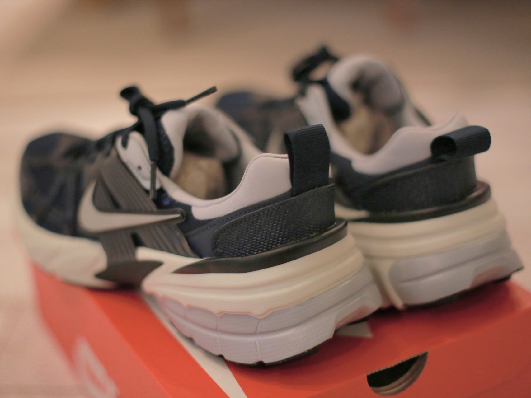 Nike V2K Run Obsidian Thunder Blue 착용 스타일 - 3