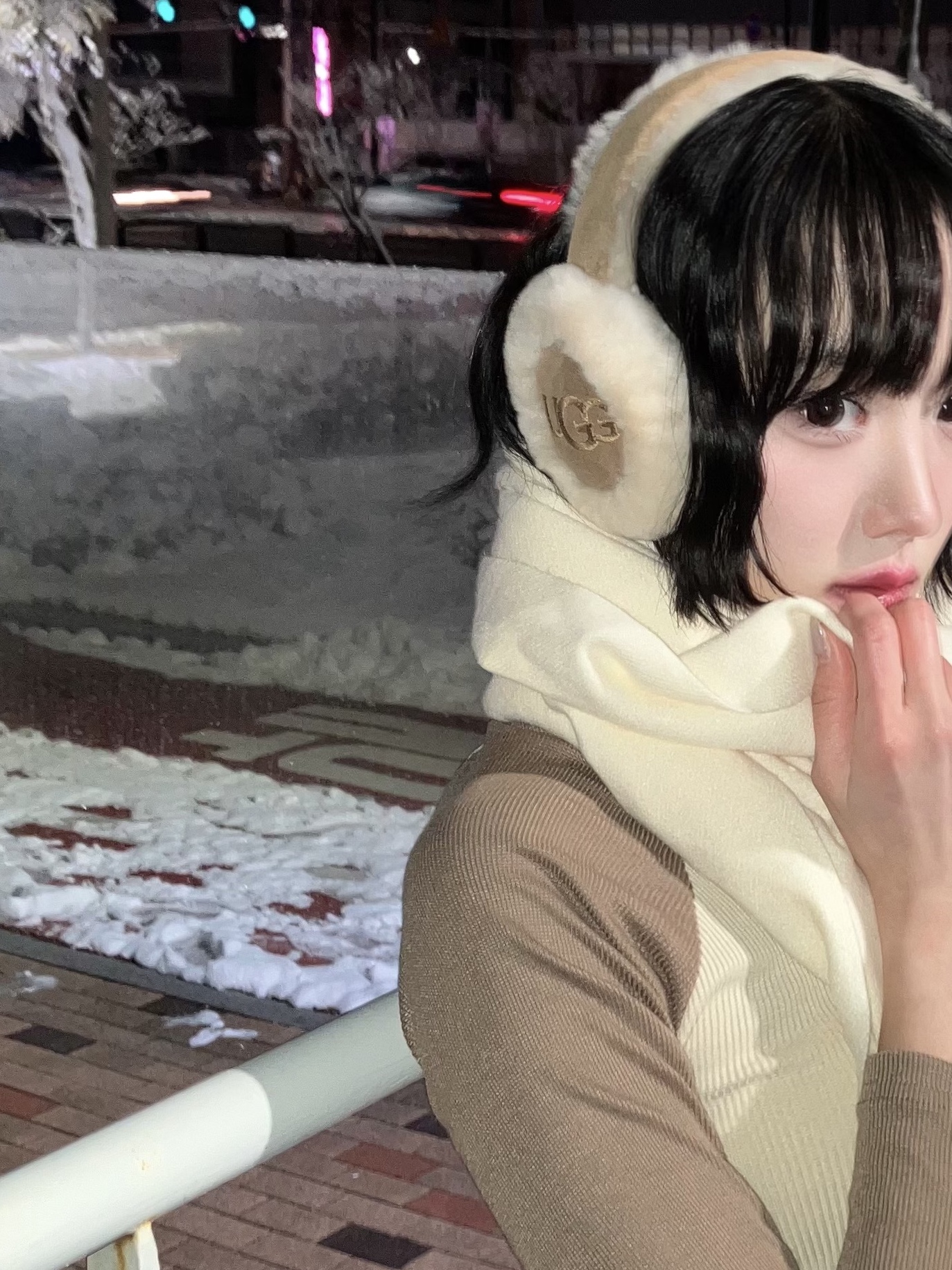 (W) UGG Embroidered Logo Earmuff Chestnut 착용 스타일 - 6