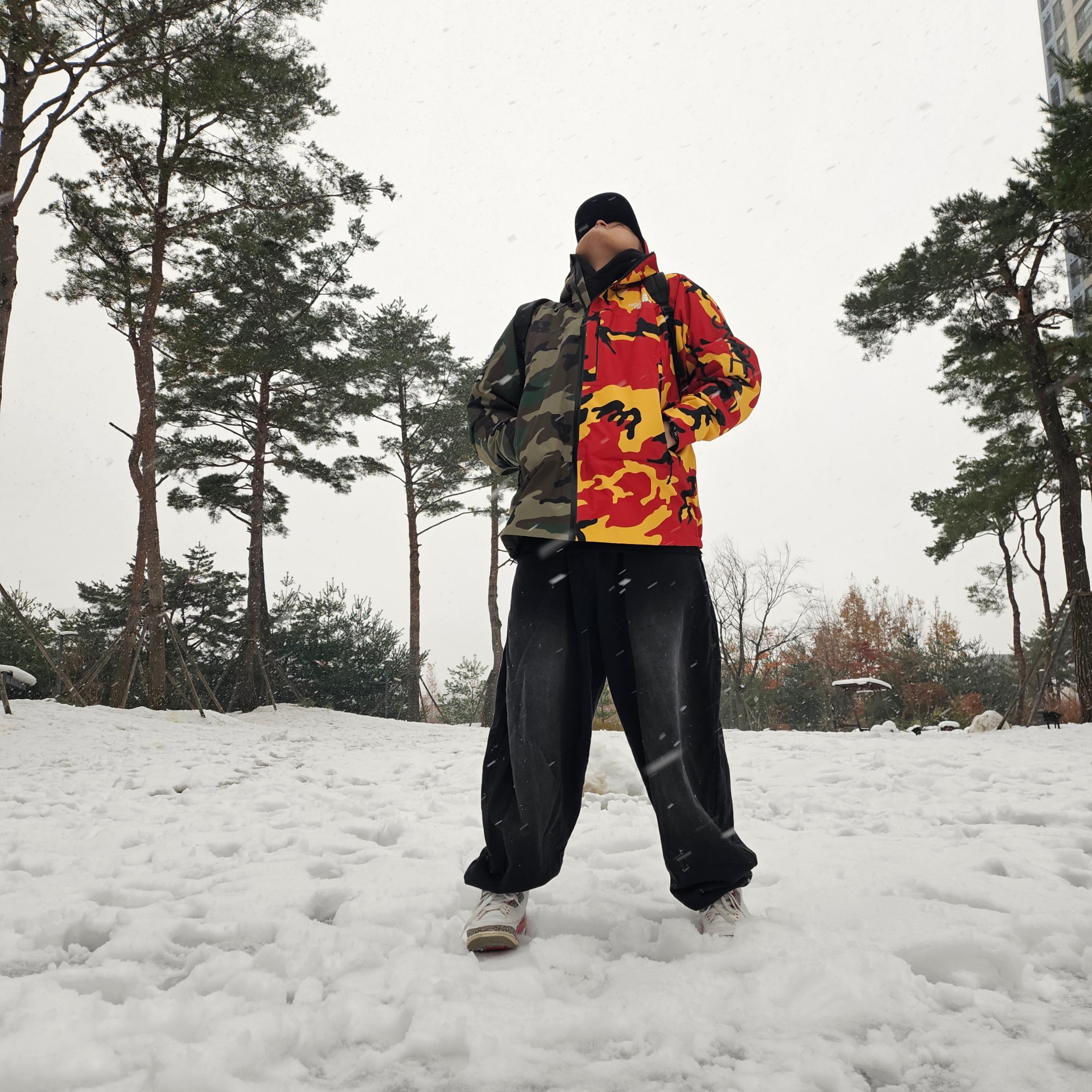 Supreme x The North Face Split Taped Seam Shell Jacket Camo - 24SS, Supreme 2-Tone S Logo 6-Panel Red - 24SS 착용 스타일 - 3