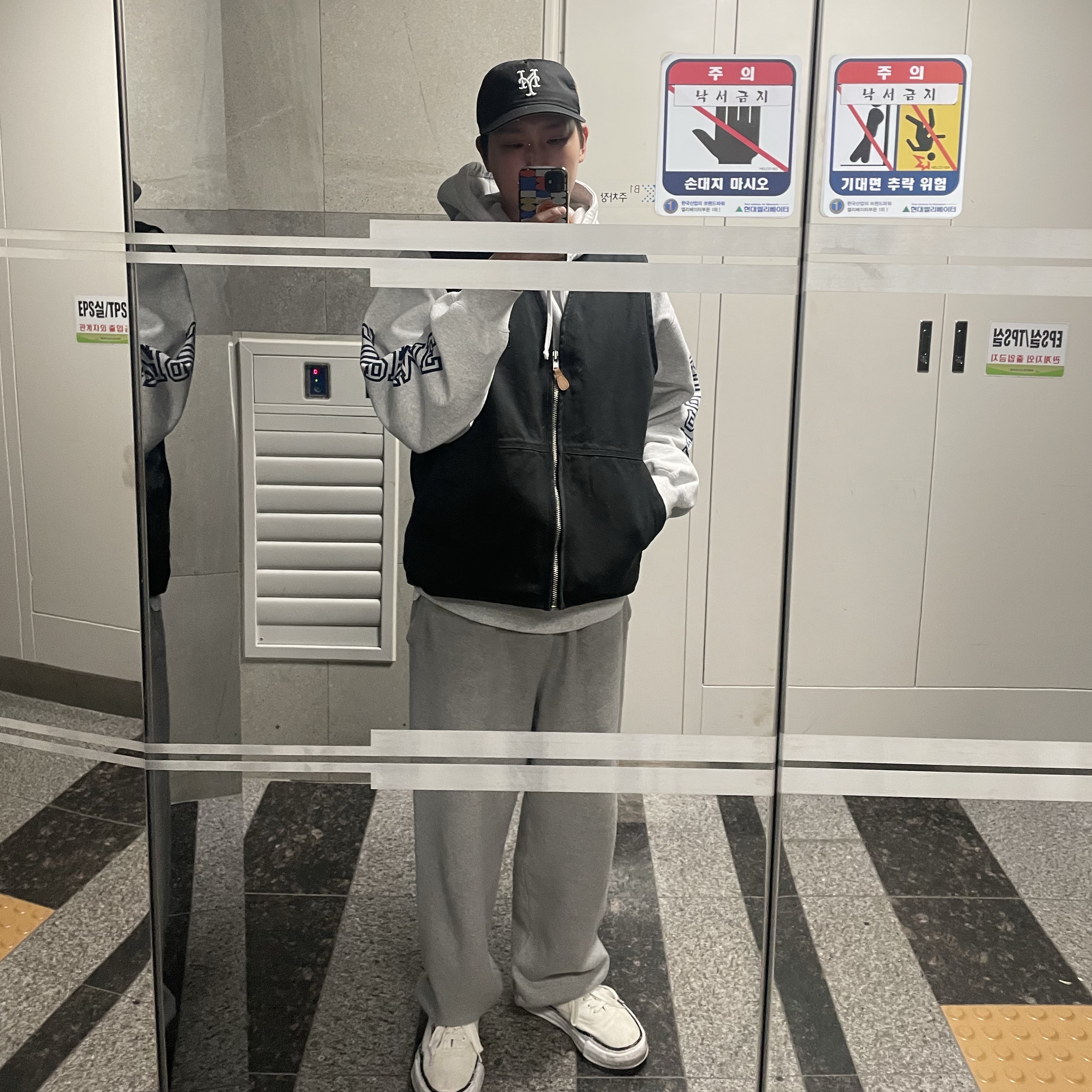 Supreme Collegiate Sleeve Hooded Sweatshirt Ash Grey - 24FW, Palace Utility Vest Black - 24FW 착용 스타일