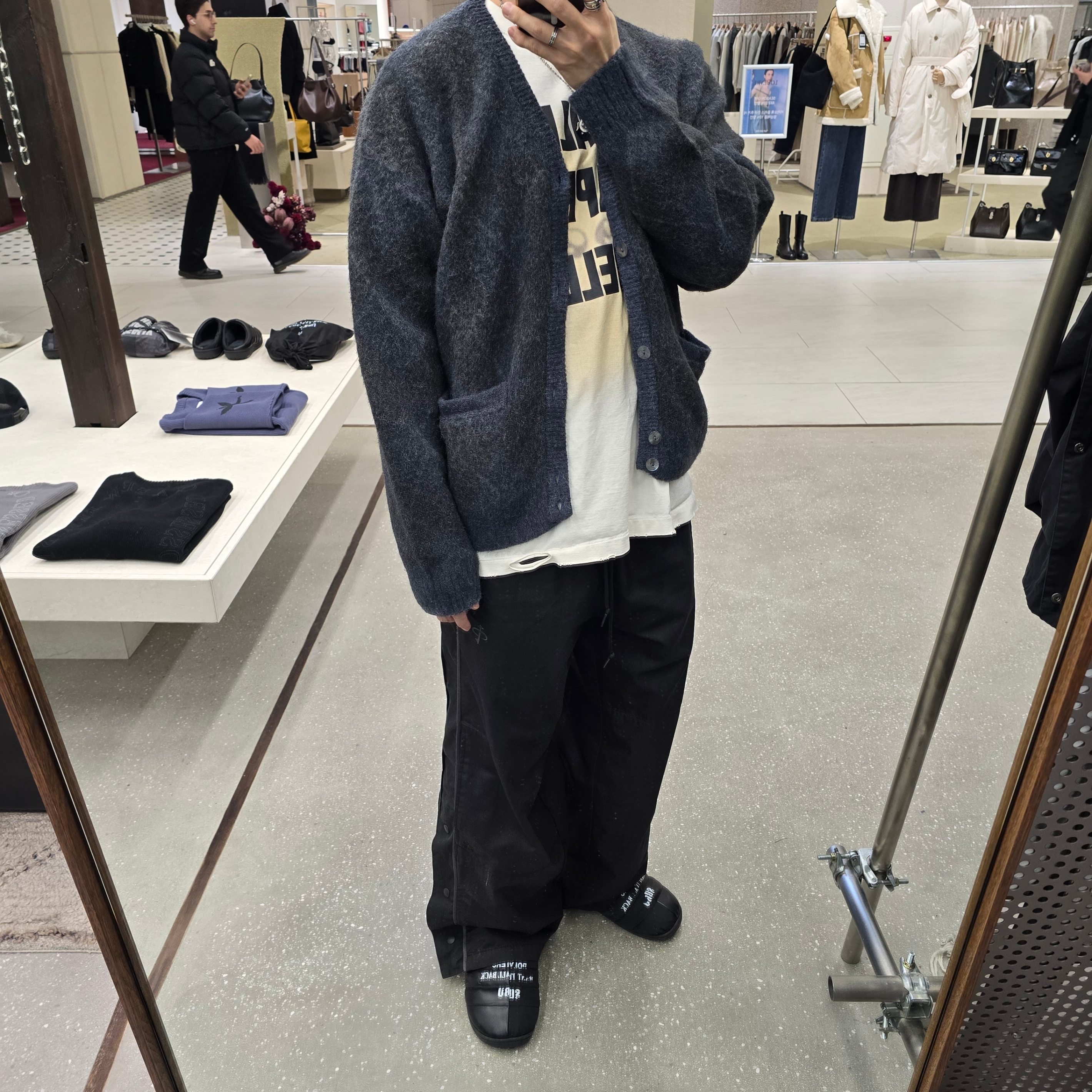 Polyteru 1011 Nylon Track Pants Triple Black 착용 스타일
