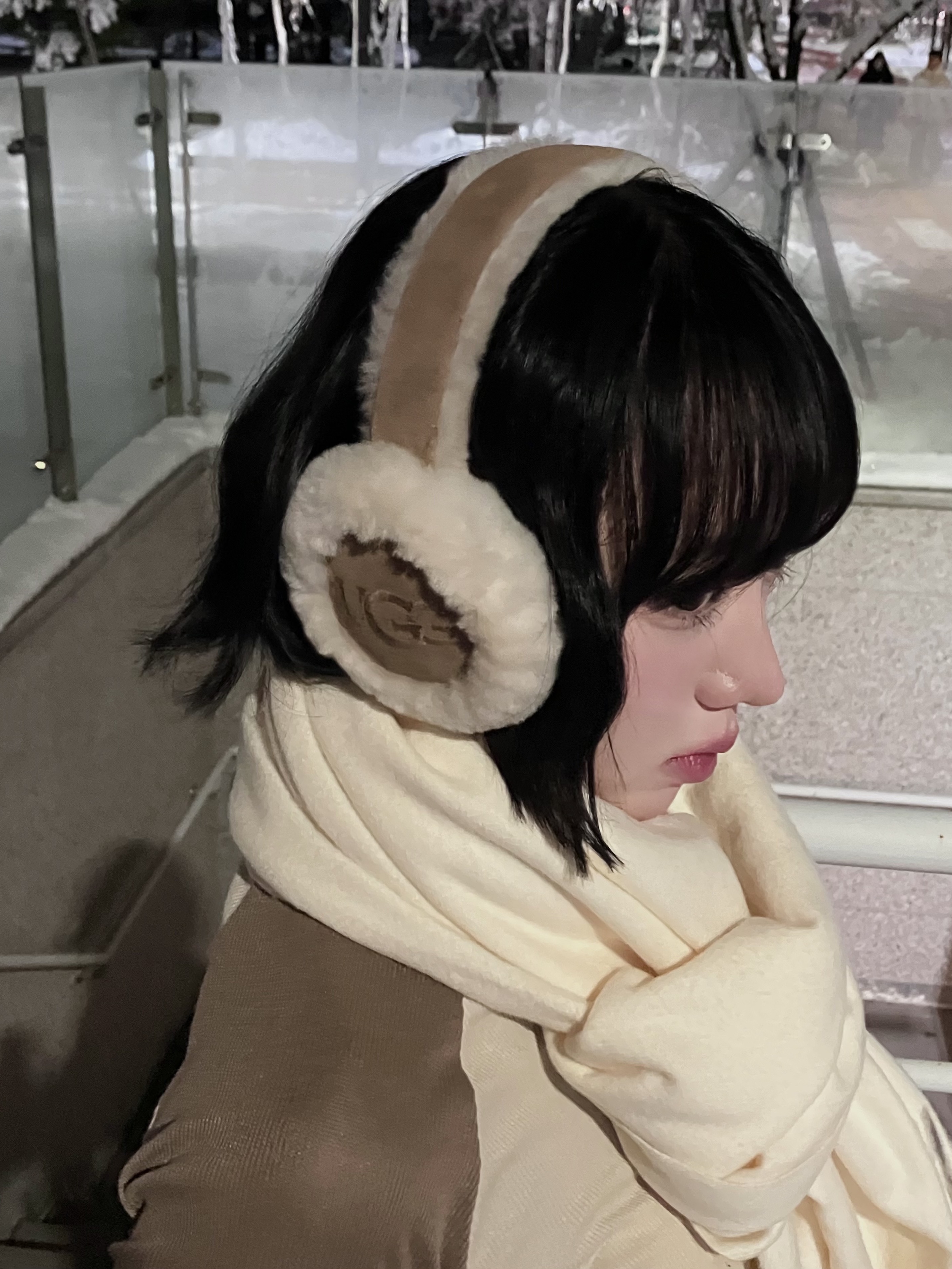 (W) UGG Embroidered Logo Earmuff Chestnut 착용 스타일 - 4
