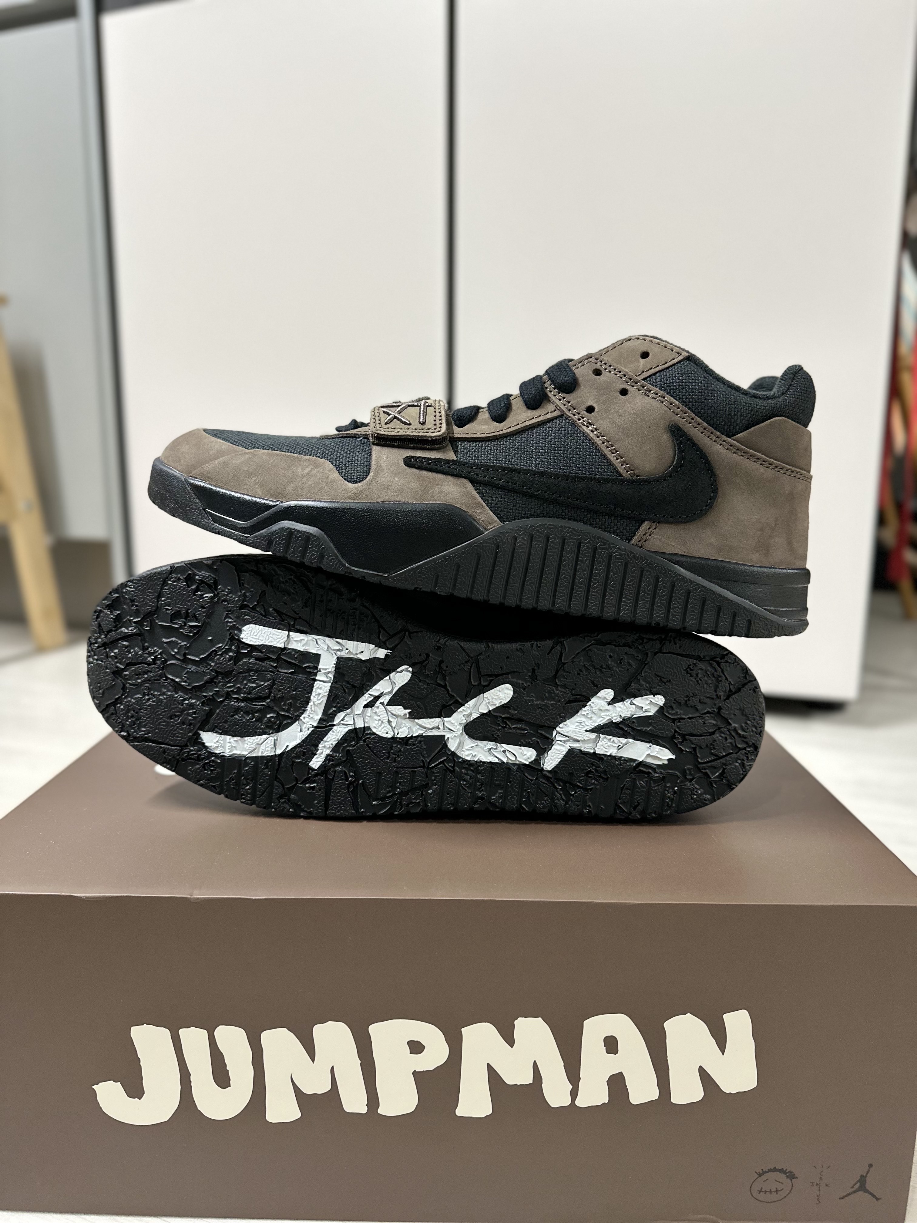 Jordan x Travis Scott Jumpman Jack TR Black and Dark Mocha 착용 스타일 - 1