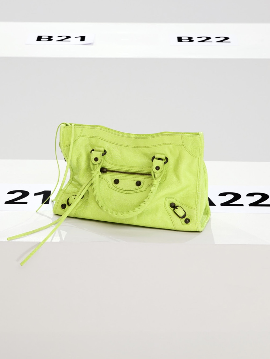 Balenciaga Le City Small Bag Black, Balenciaga Le City Small Bag Light Pink 착용 스타일 - 3