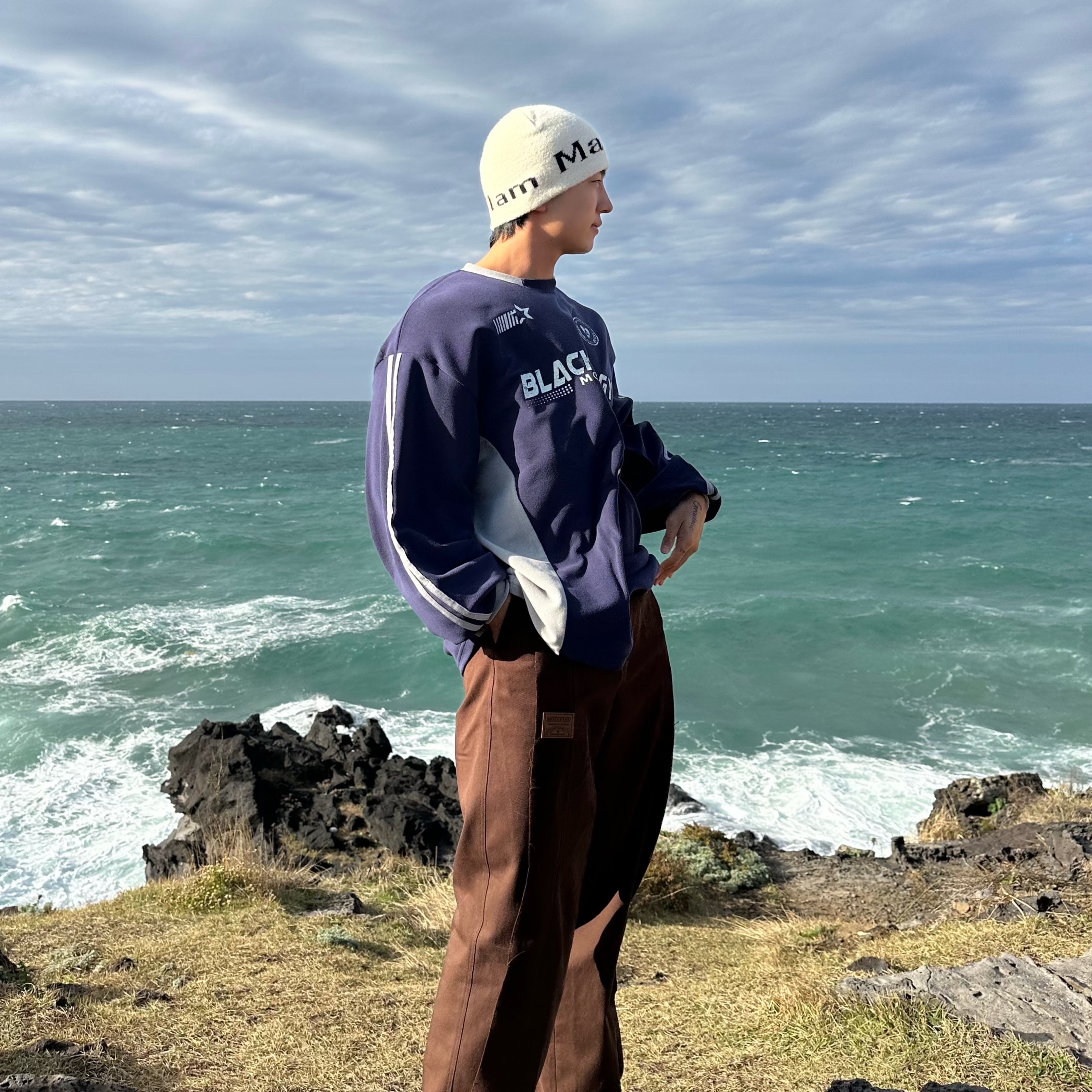 Matin Kim Logo Jacquard Short Beanie White 착용 스타일 - 4