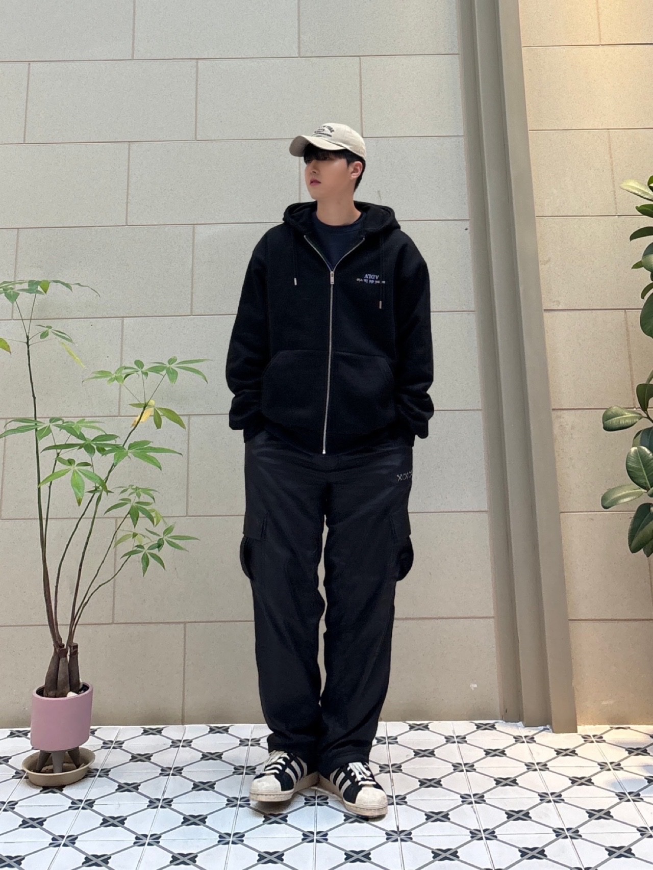 Adidas Superstar 82 Black White 착용 스타일 - 2