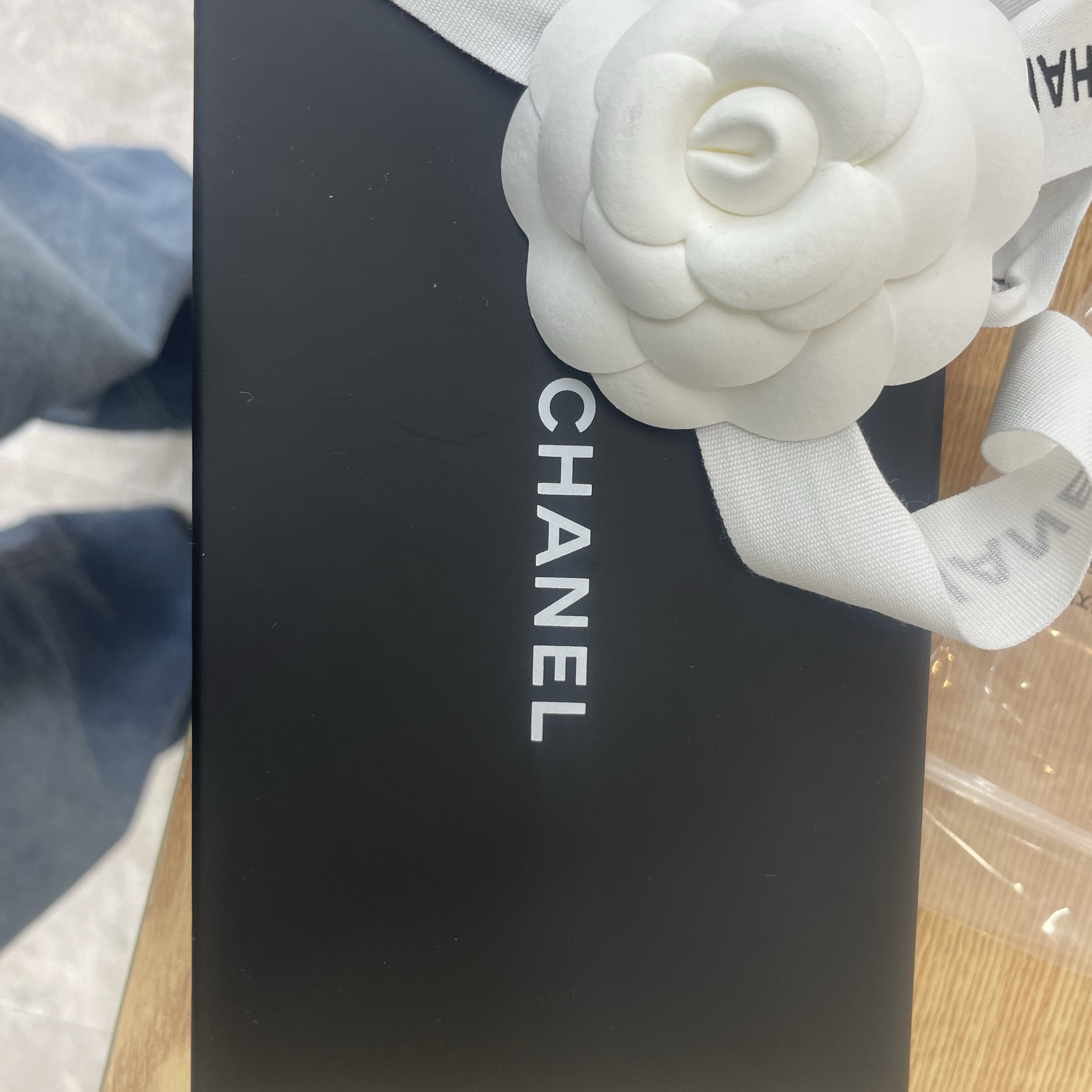 Chanel Classic Zipped Coin Purse Grained Calfskin & Silver Black 착용 스타일 - 1