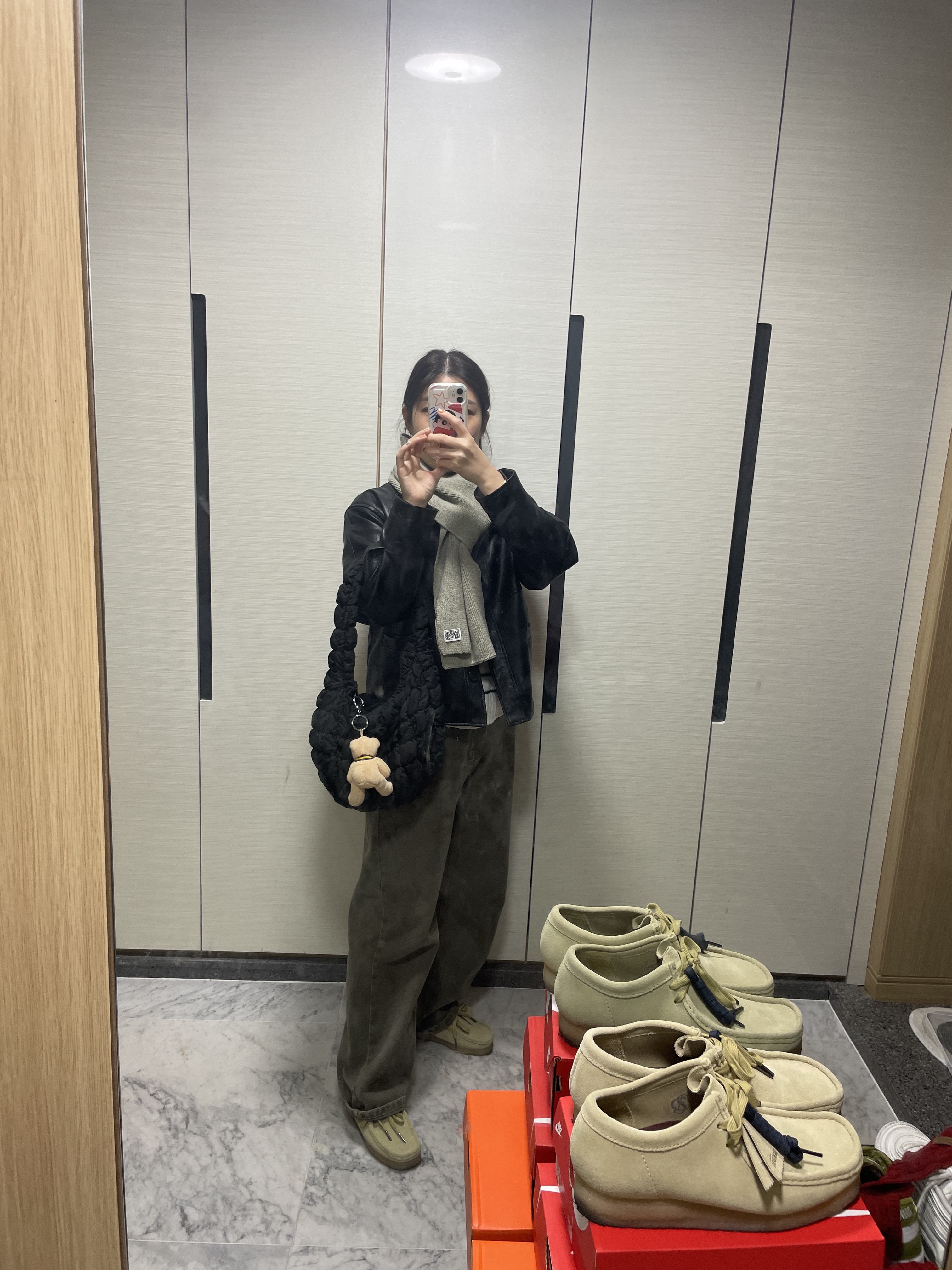 (W) Clarks Wallabee Maple Suede, COS Quilted Mini Bag Black 착용 스타일