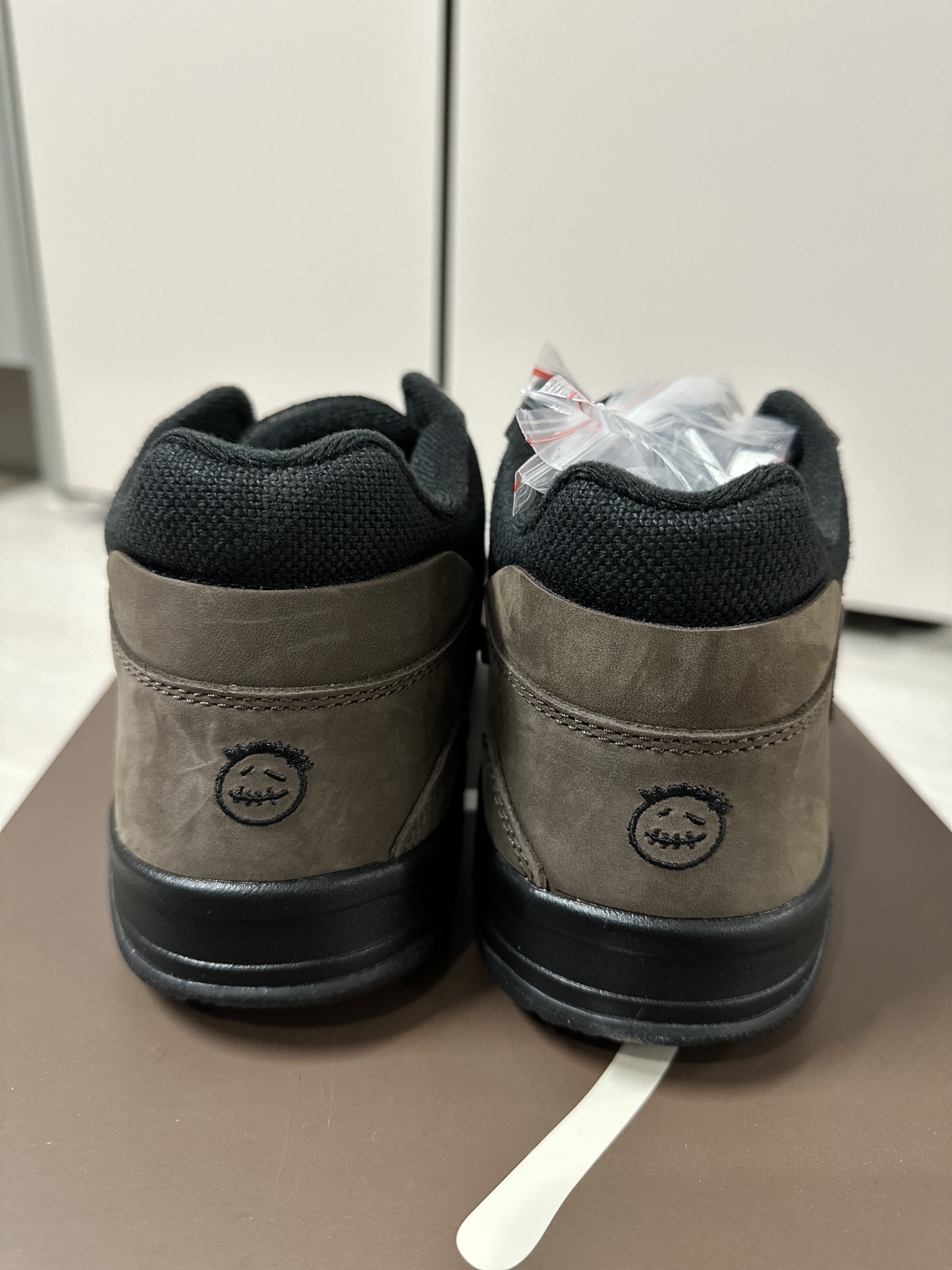 Jordan x Travis Scott Jumpman Jack TR Black and Dark Mocha 착용 스타일 - 2