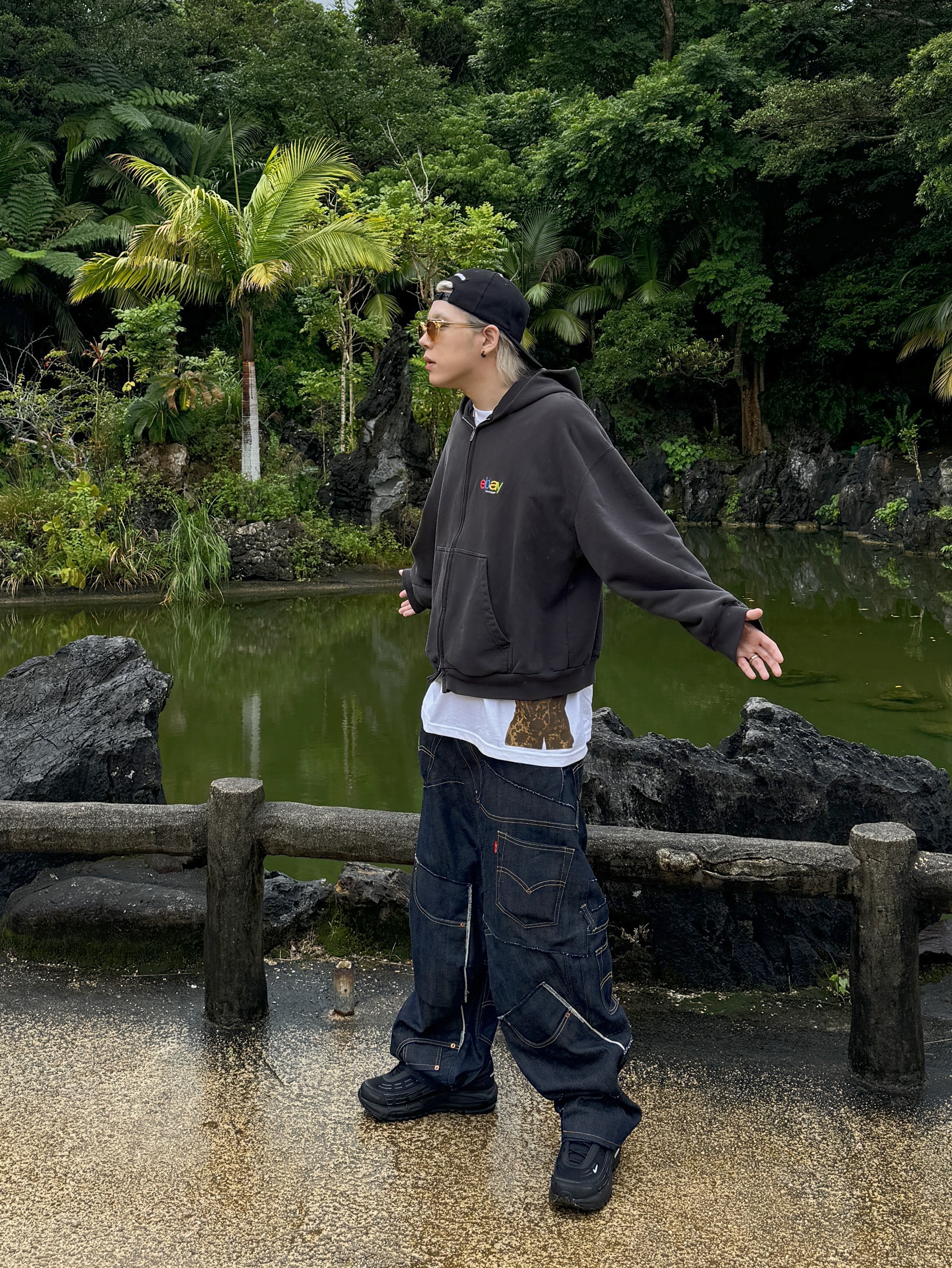 Balenciaga Ebay Zip-Up Hoodie Regular Fit Black, Supreme x Hysteric Glamour Fuck T-Shirt White - 24FW 착용 스타일 - 1