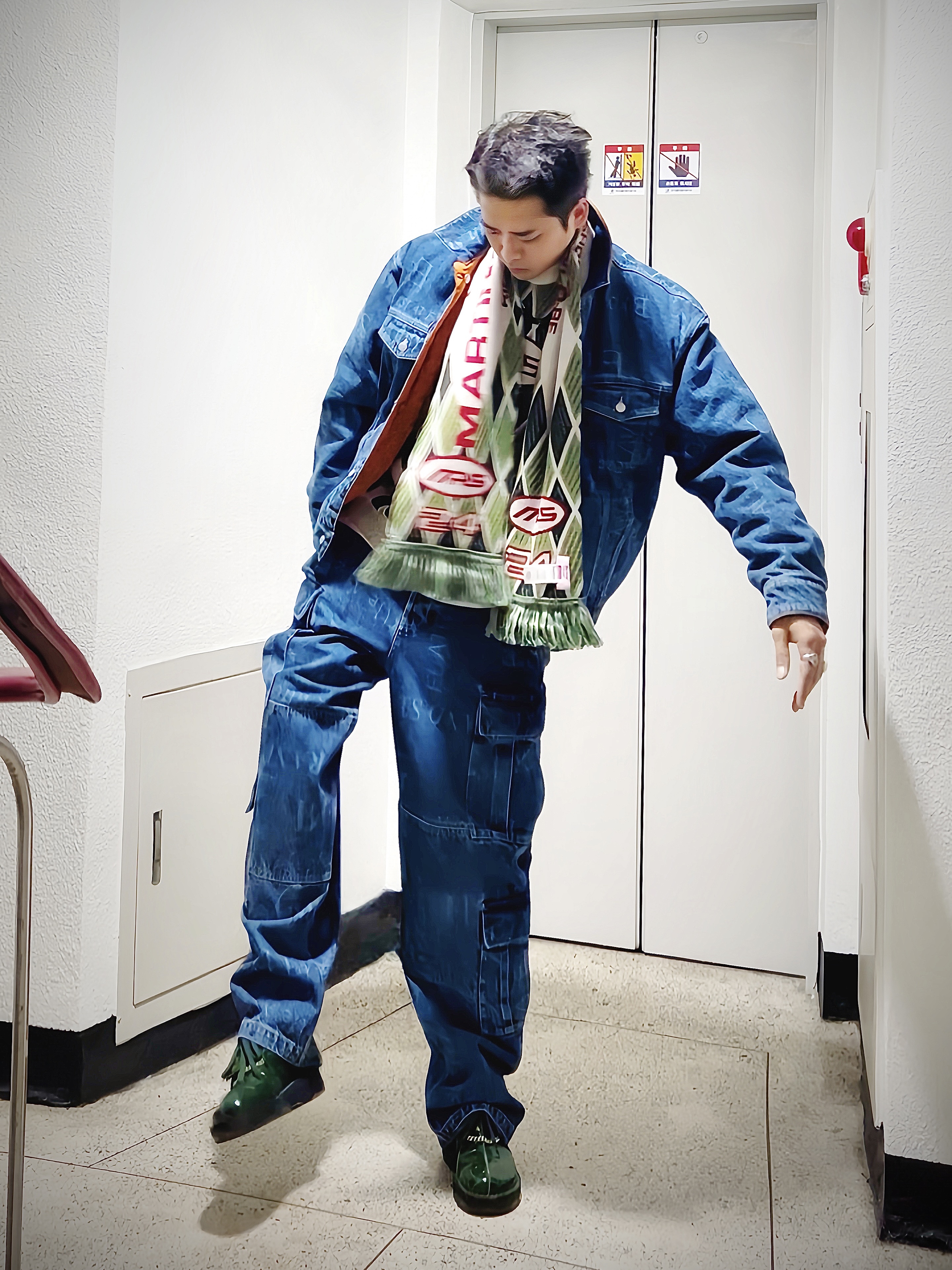 Supreme Downtown T-Shirt Light Pink - 23FW, Supreme x Martine Rose Sweater Stone - 24FW 착용 스타일 - 1