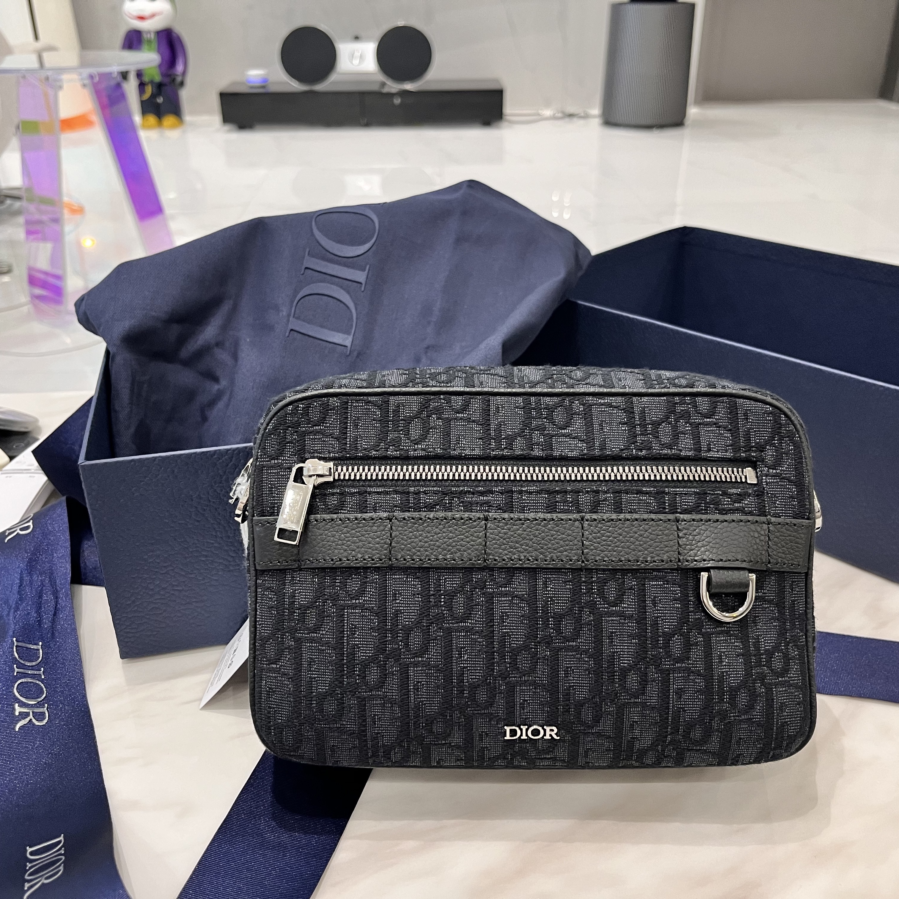 Dior Safari Bag With Strap Black 착용 스타일 - 3