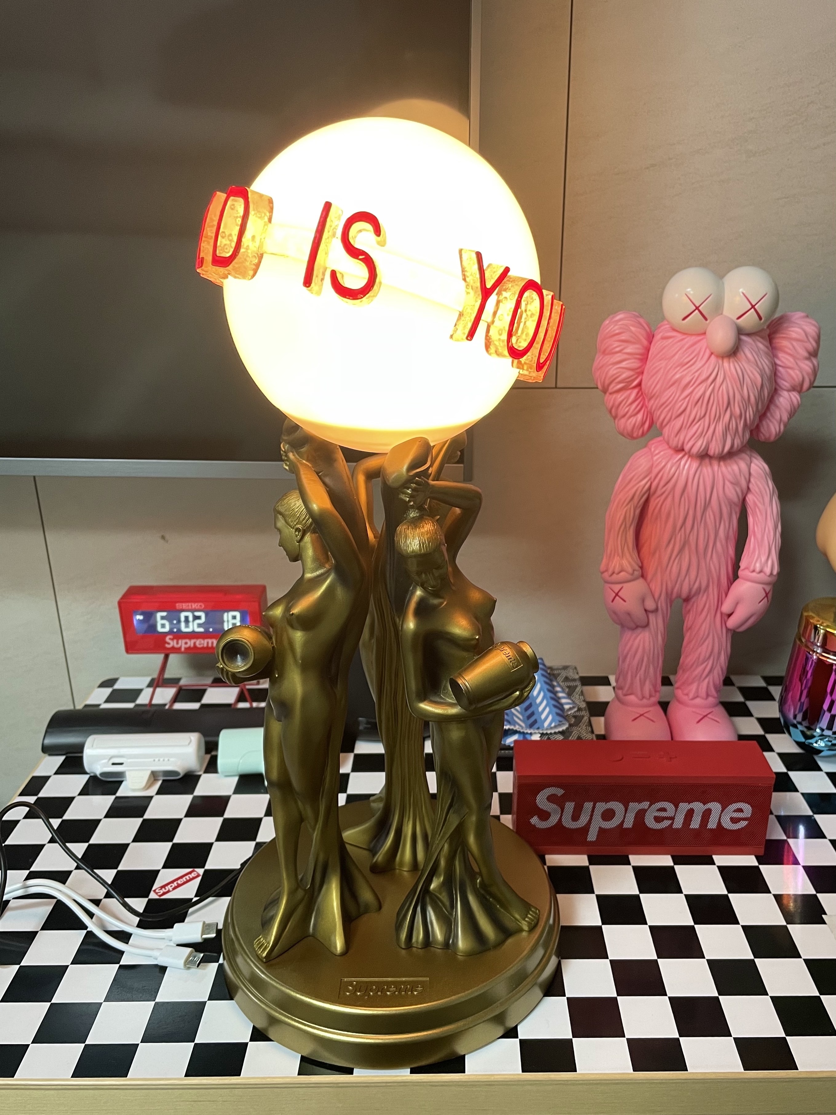 Supreme x Seiko Marathon Clock - 21SS, Kaws BFF Open Edition Vinyl Figure Pink 착용 스타일 - 1