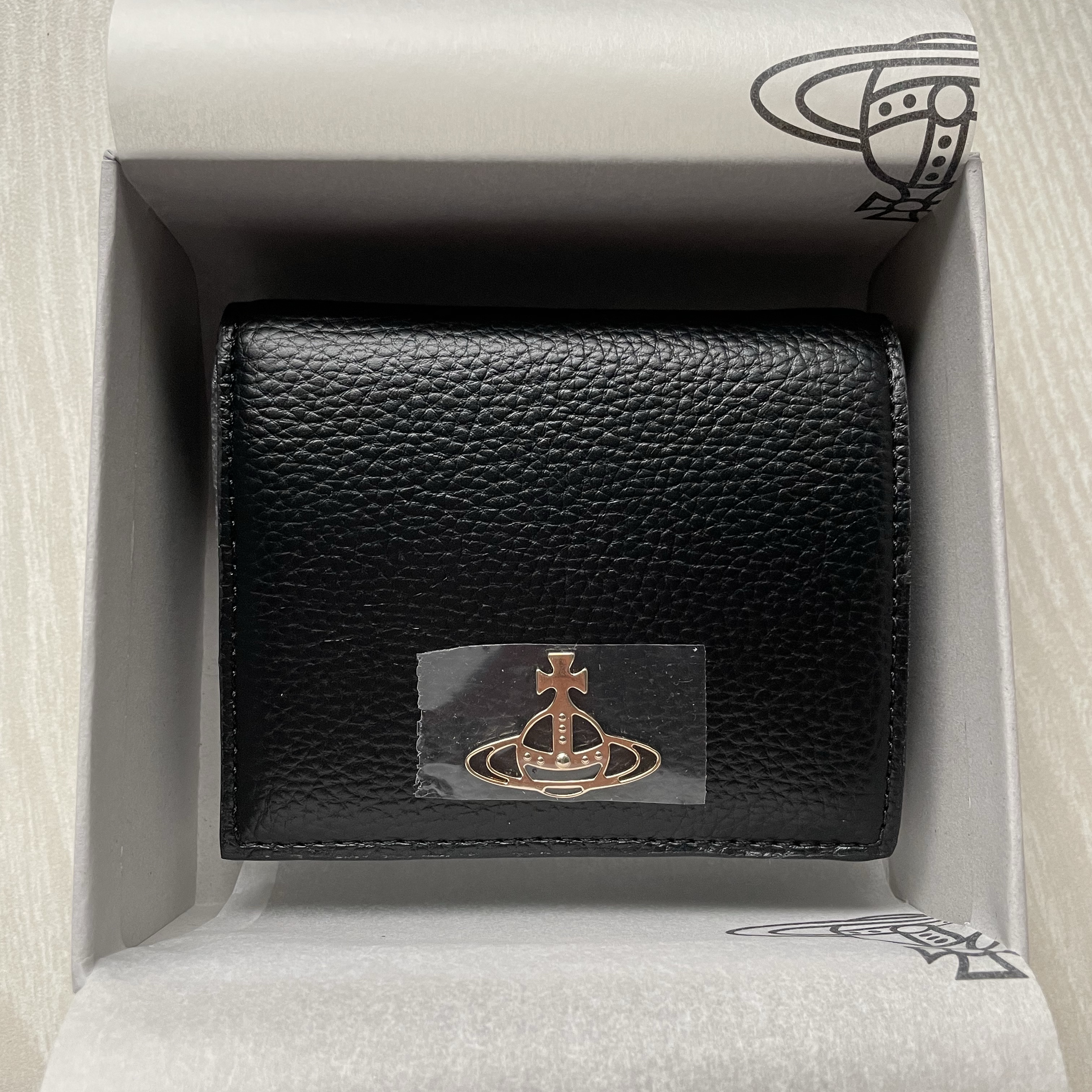 Vivienne Westwood Re-Vegan Grain Billfold Black 착용 스타일 - 1