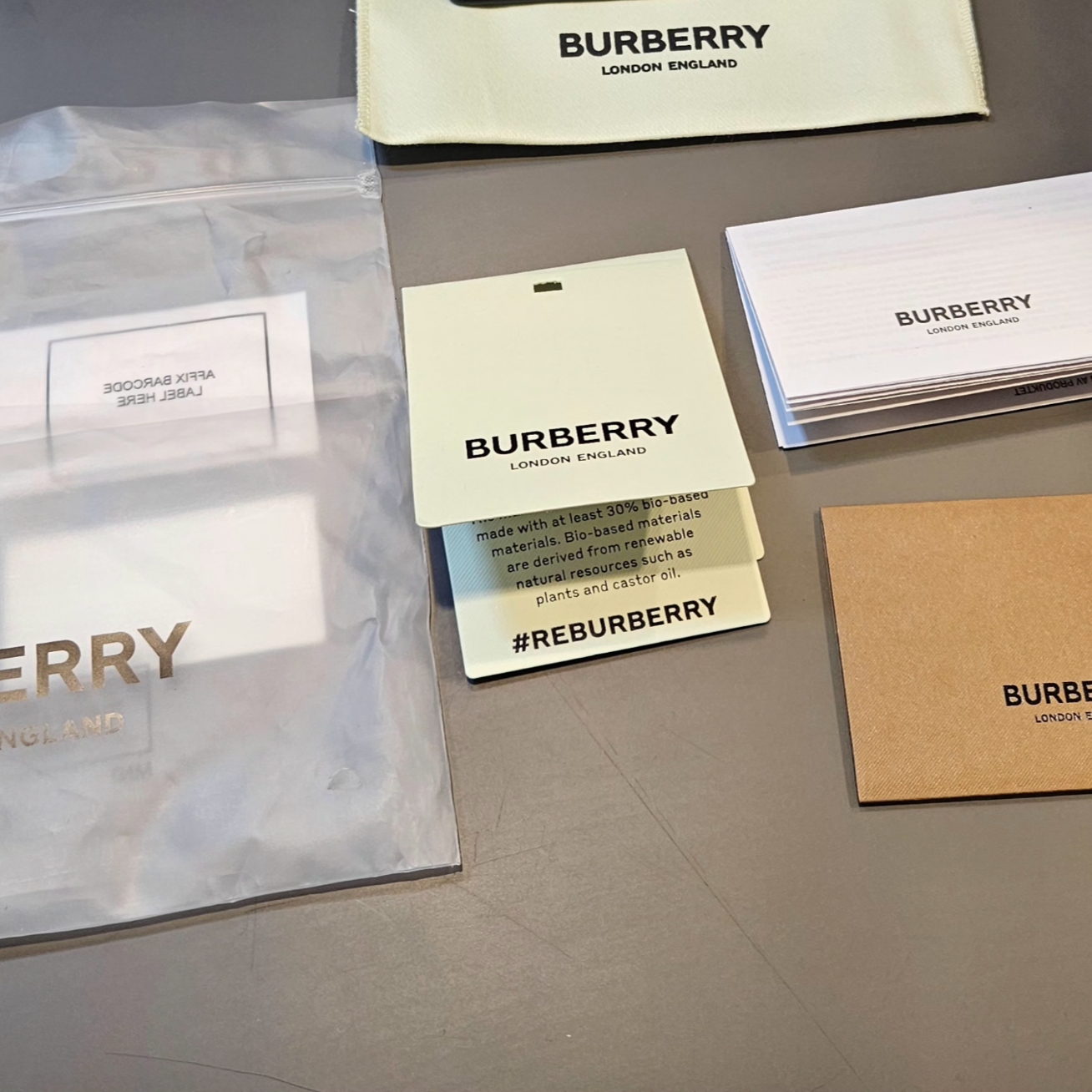 Burberry Exaggerated Check and Leather Card Case Dark Birch Brown 착용 스타일 - 1
