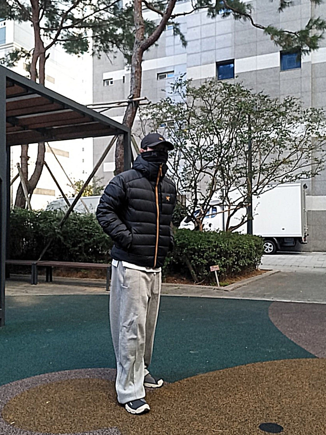 Arc'teryx Thorium Hoody Dark Magic, Salomon RX Slide 3.0 Black Plum Kitten 착용 스타일 - 6
