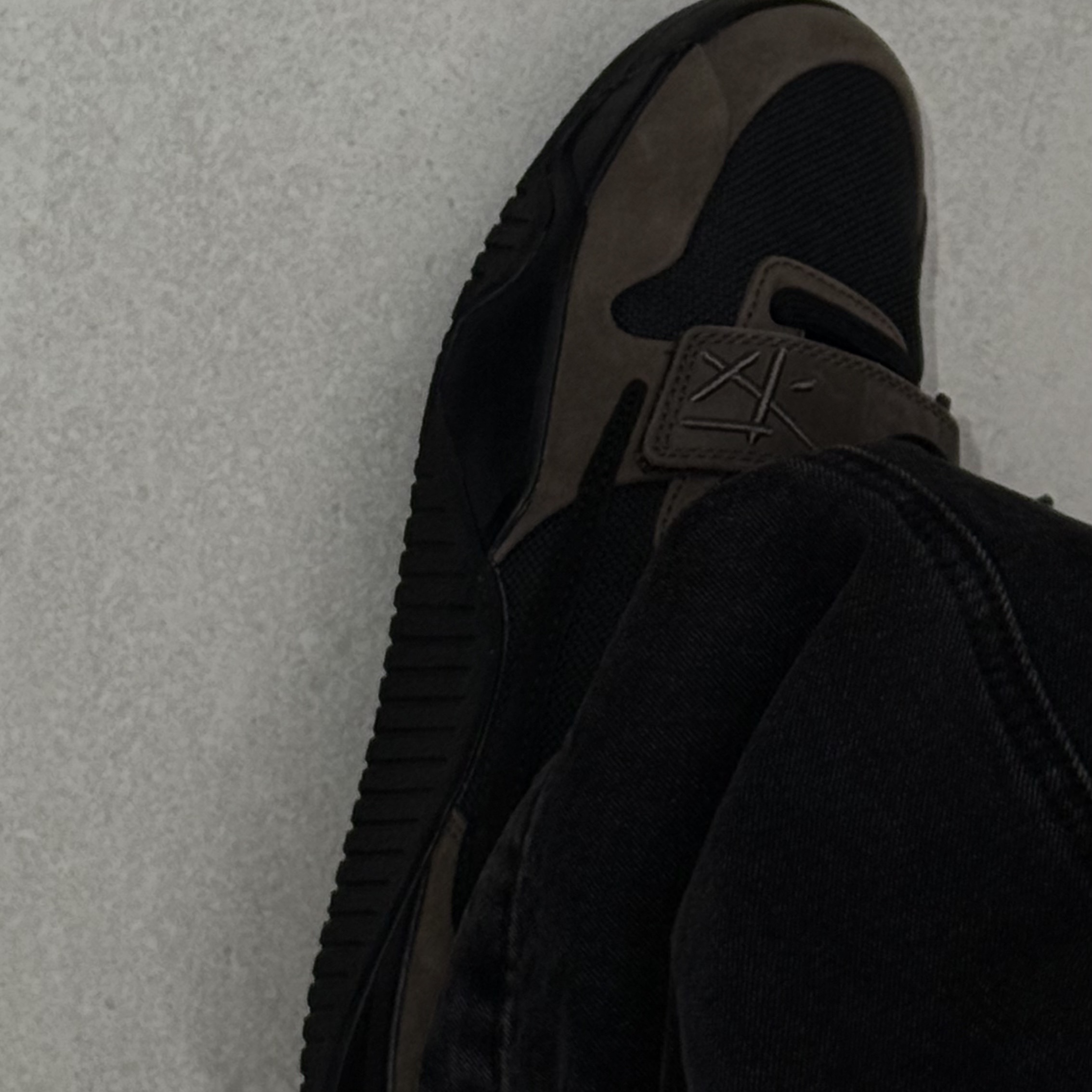 Jordan x Travis Scott Jumpman Jack TR Black and Dark Mocha 착용 스타일 - 1