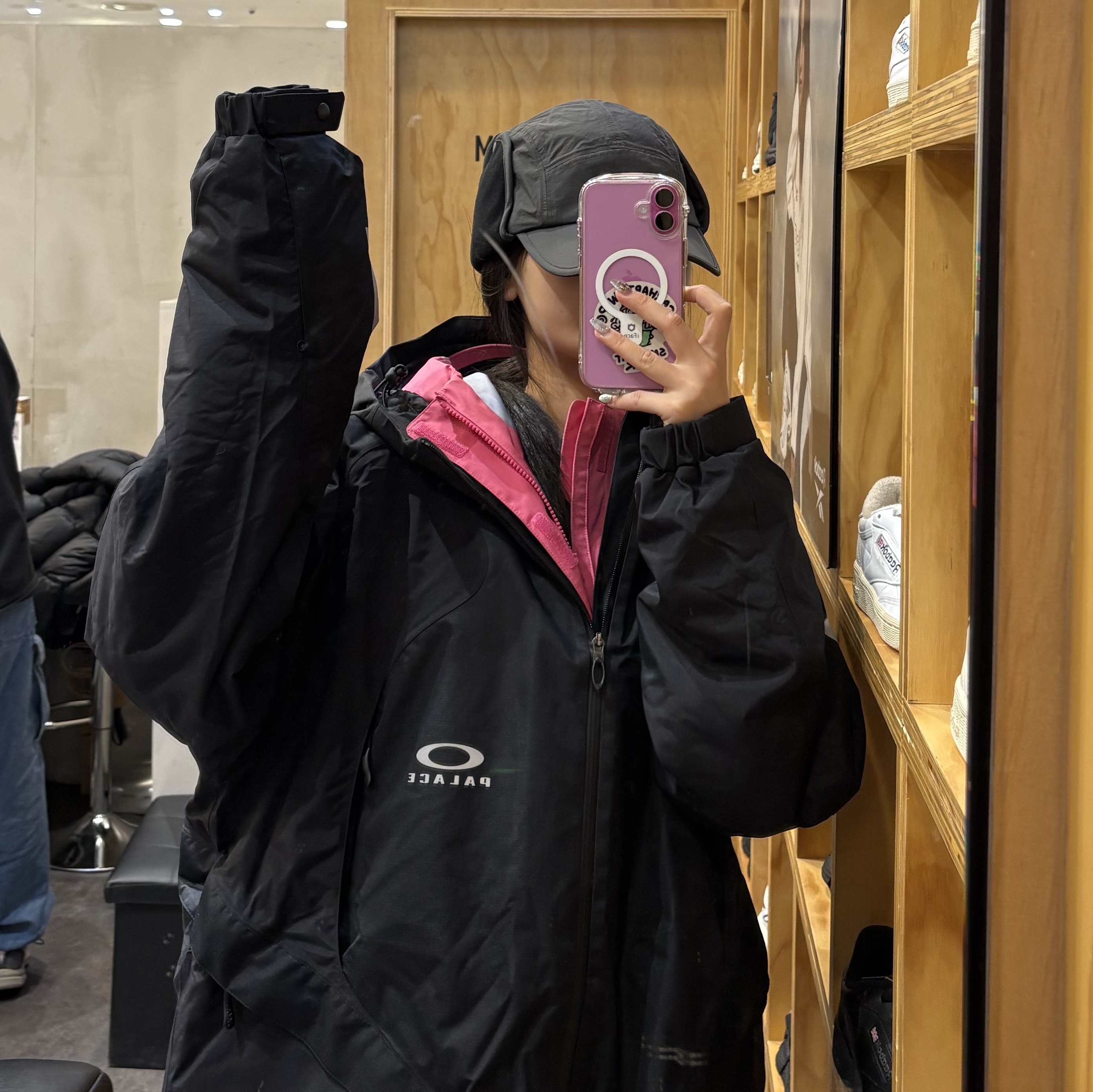 Palace x Oakley Snow Jacket Black - 24FW, Supreme Gore-Tex Taped Seam Shell Jacket Pink - 24FW 착용 스타일 - 2