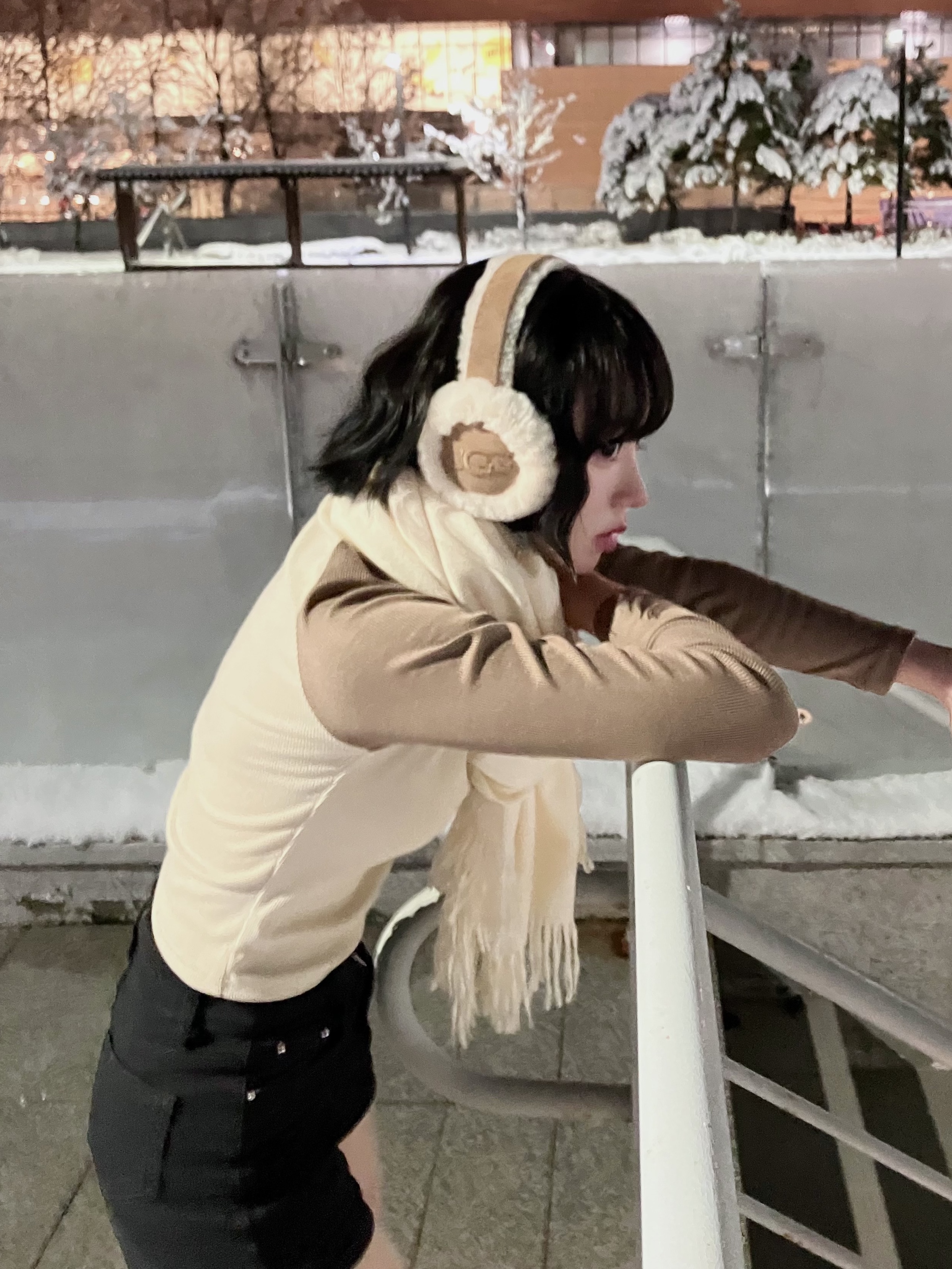 (W) UGG Embroidered Logo Earmuff Chestnut 착용 스타일 - 5