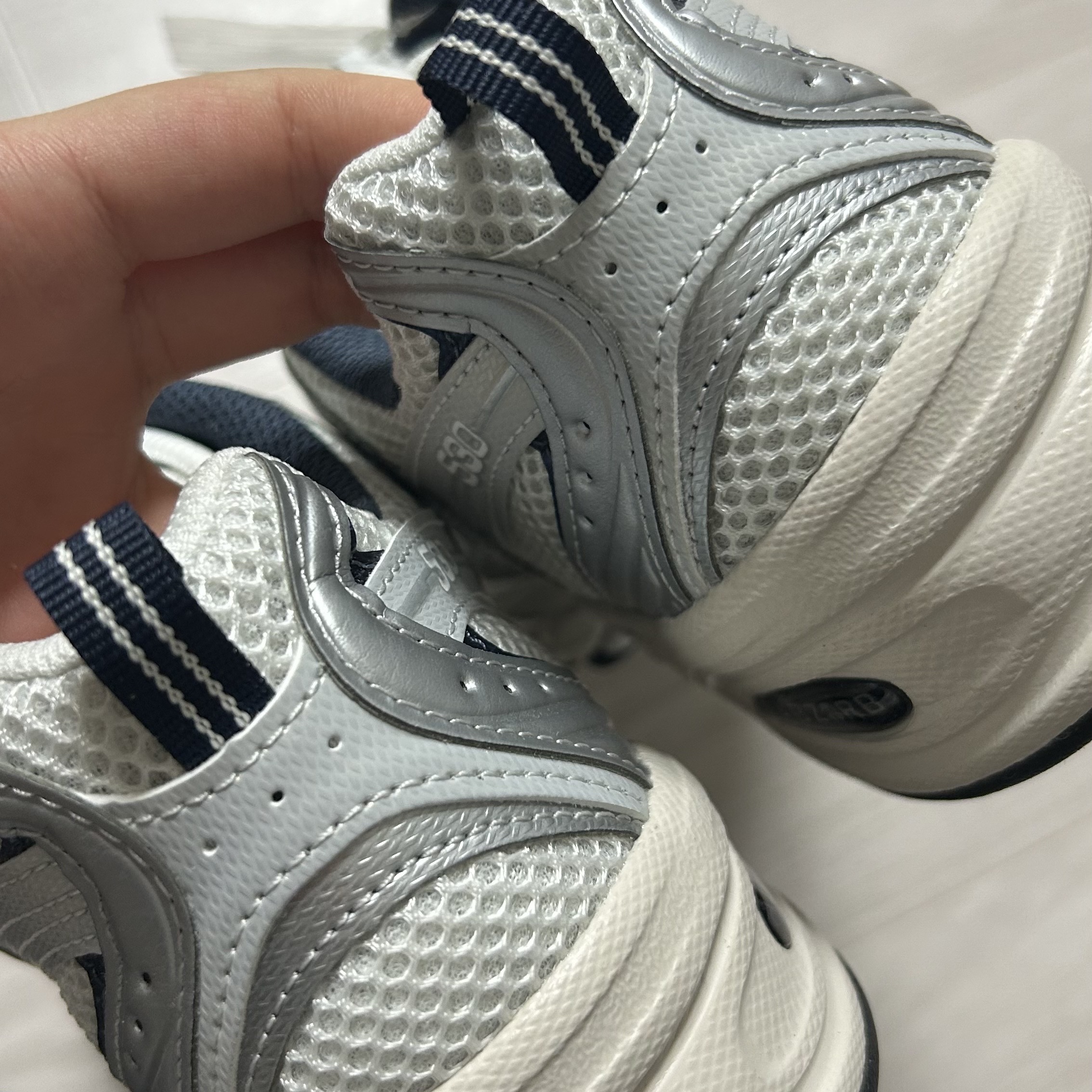New Balance 530 Steel Grey 착용 스타일 - 3