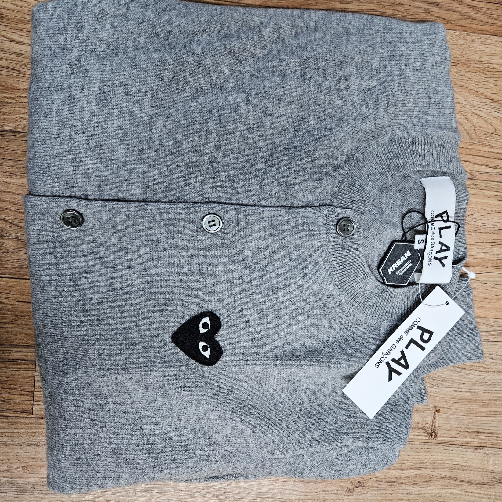 Play Comme des Garcons Black Heart Knit Cardigan Grey 착용 스타일 - 2