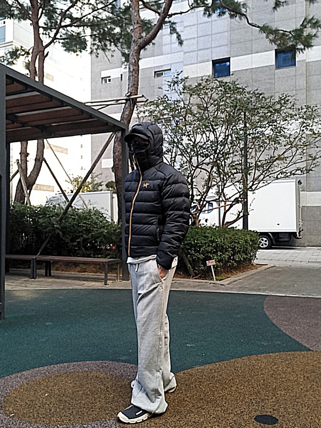 Arc'teryx Thorium Hoody Dark Magic, Salomon RX Slide 3.0 Black Plum Kitten 착용 스타일 - 2