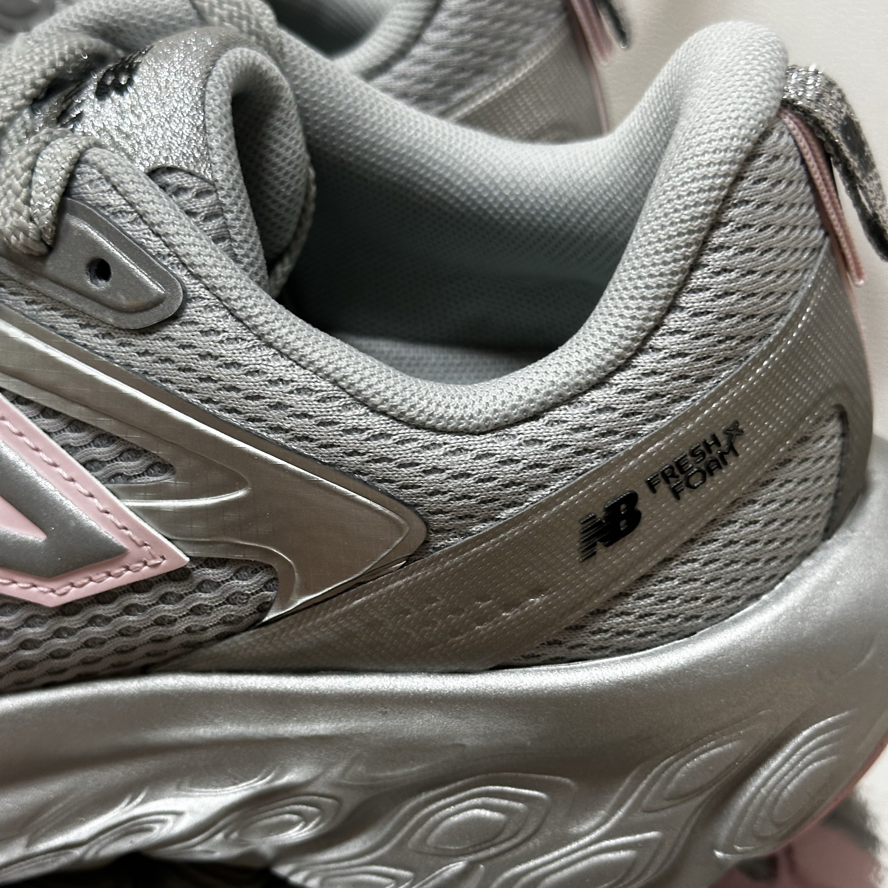 New Balance x Ganni Fresh Foam Silver Metallic Gray Quill 착용 스타일 - 3