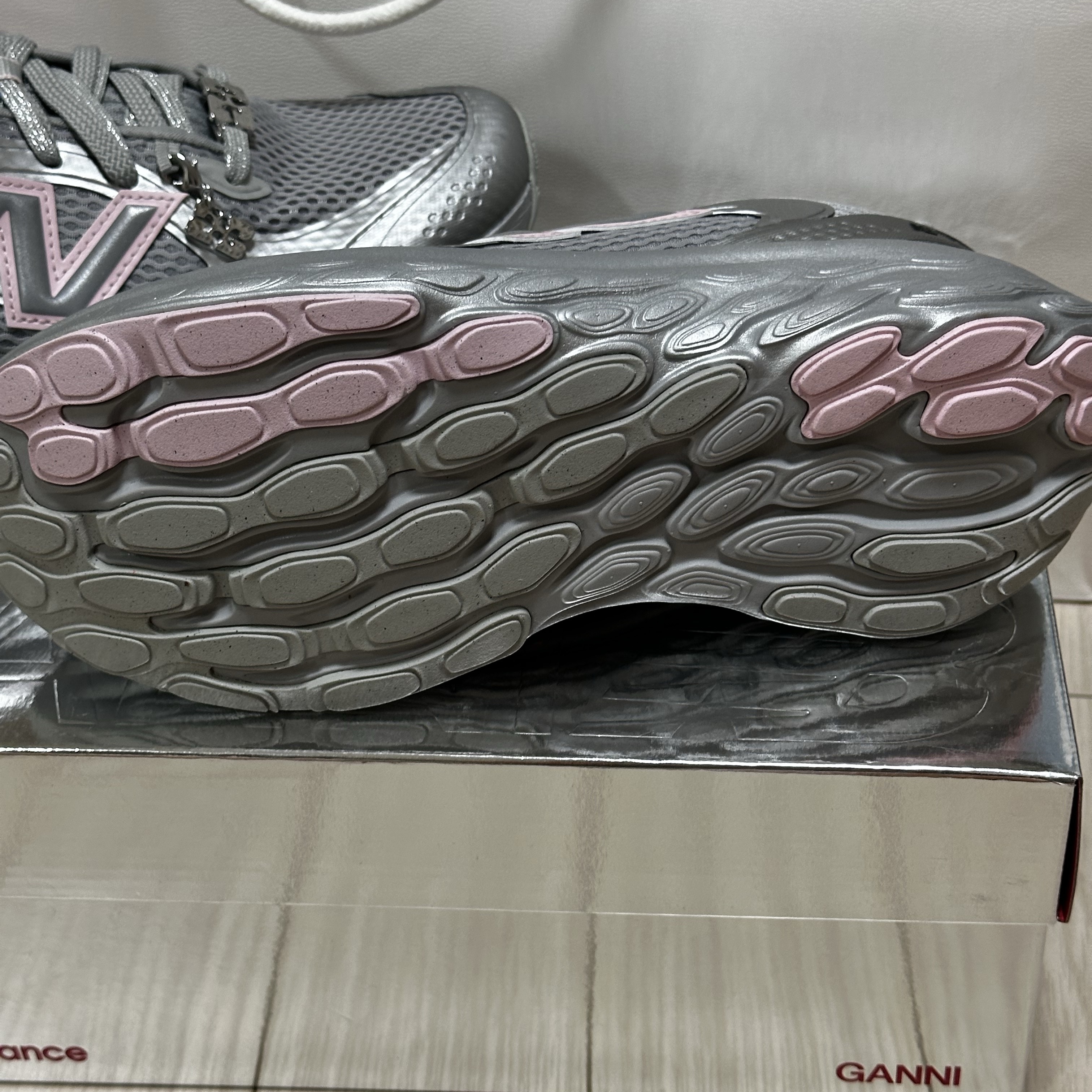New Balance x Ganni Fresh Foam Silver Metallic Gray Quill 착용 스타일 - 6