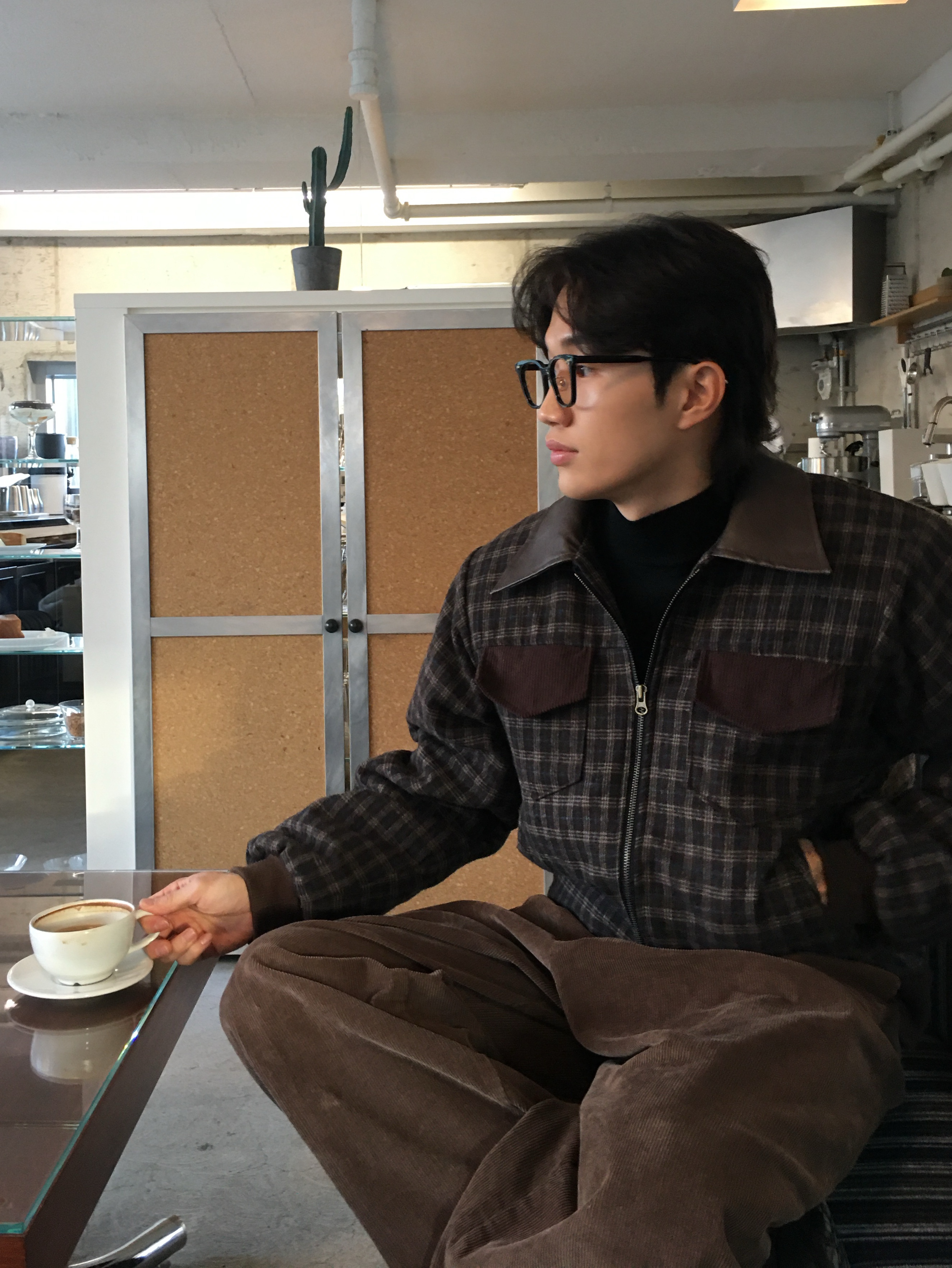 [6% 적립] NegativeThree Moley Tracking Sneakers Nut Brown 착용 스타일 - 2
