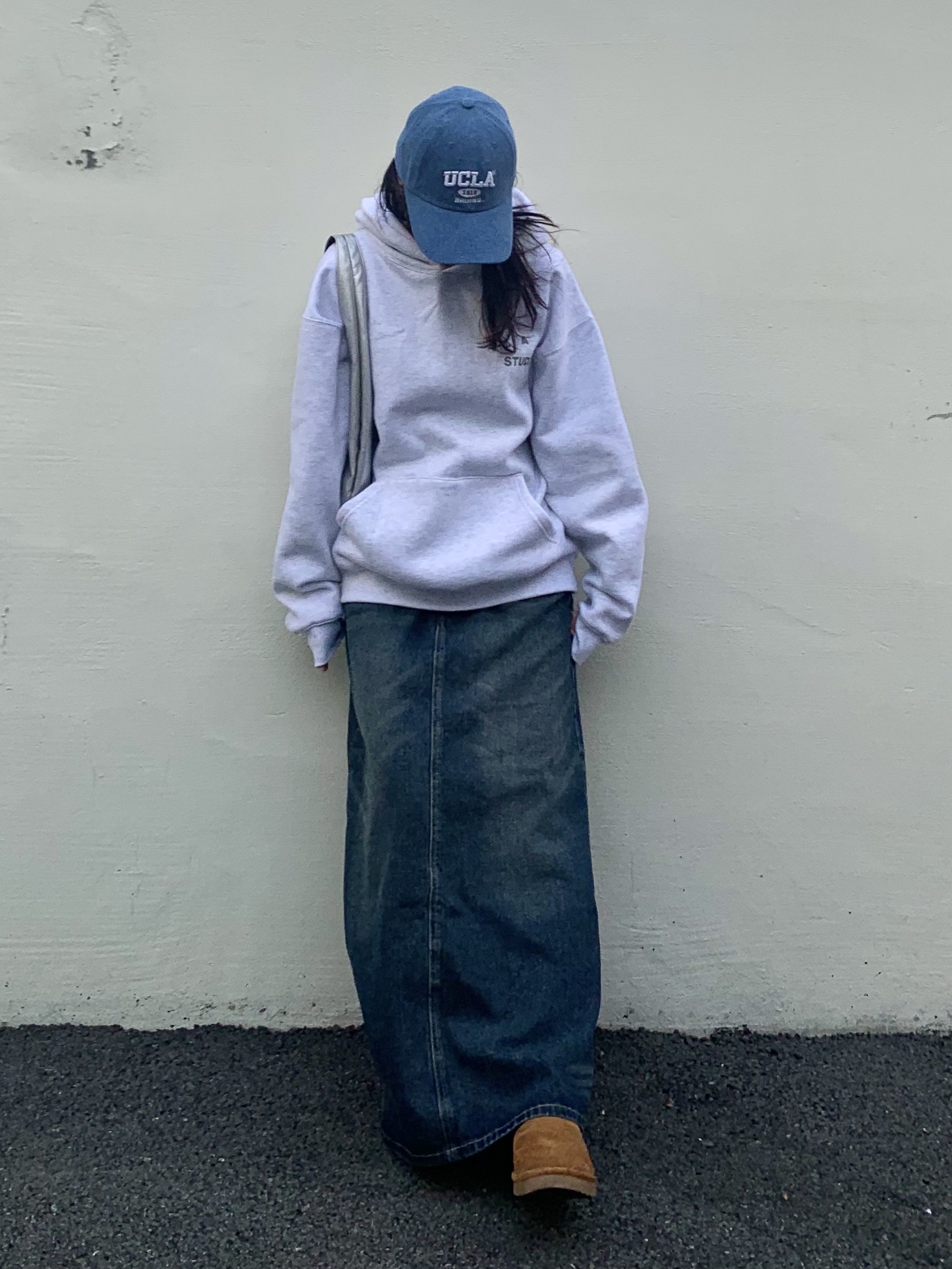 IAB Studio Hoodie Light Gray 착용 스타일
